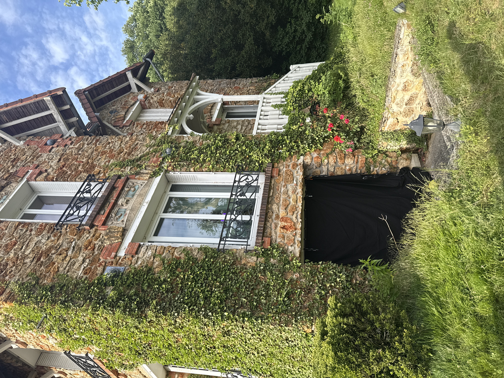 Residential architecture and backyard scenes documented in Palaiseau