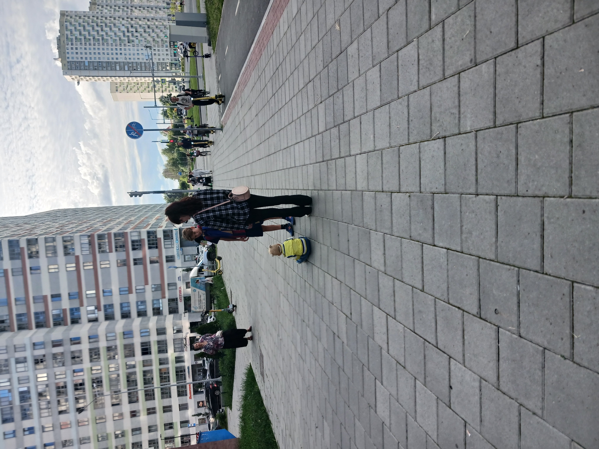 Everyday foot traffic along a Yekaterinburg sidewalk and crossing