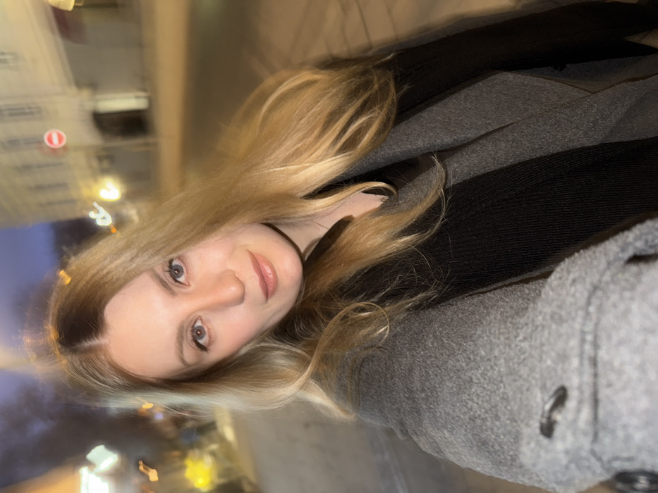 Woman documents evening restaurant tour across central Moscow