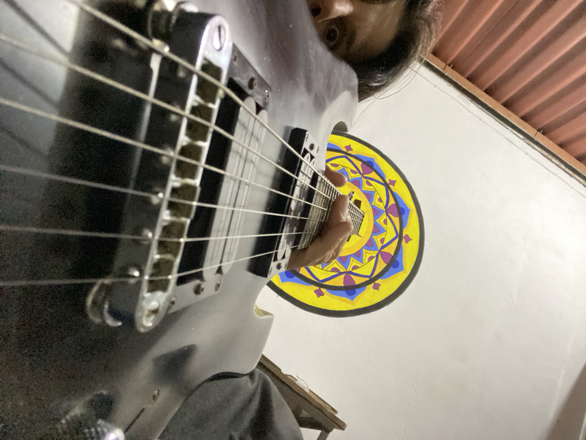 Musician plays electric guitar in Venezuelan neighborhood session