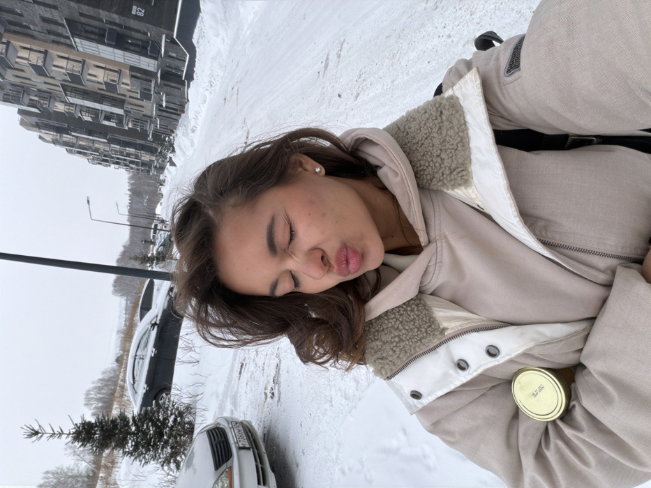 Woman documents morning routine through selfies in snowy Krasnoyarsk