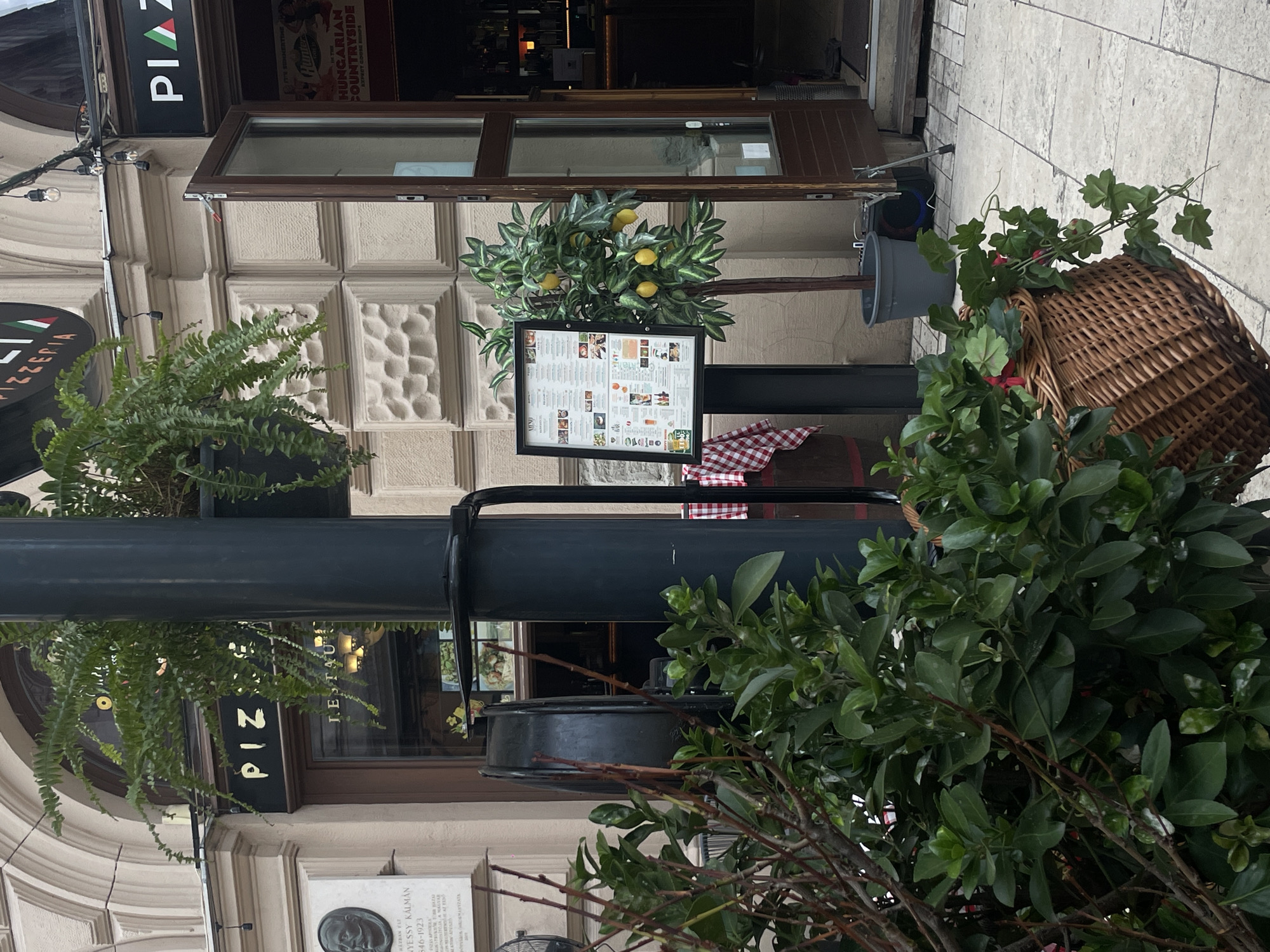 Lunchtime at Piazza Italia on Budapest's Váci Street