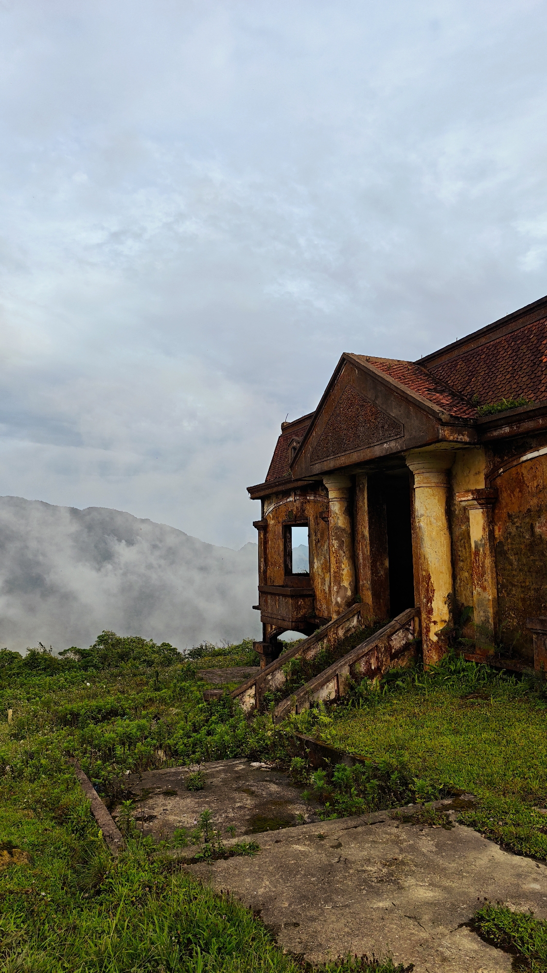 Exploring abandoned French colonial ruins on Mẫu Sơn mountain