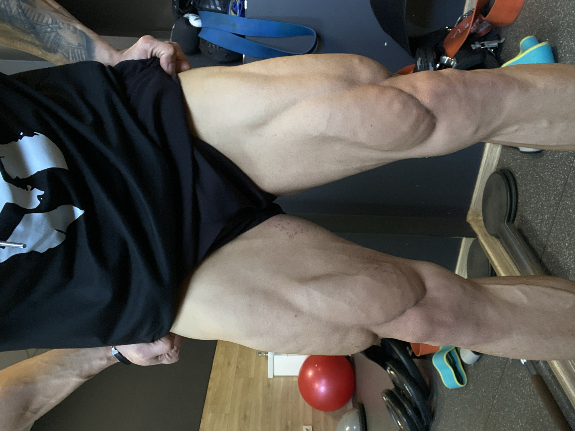 Man takes gym selfies in Pleven, Bulgaria