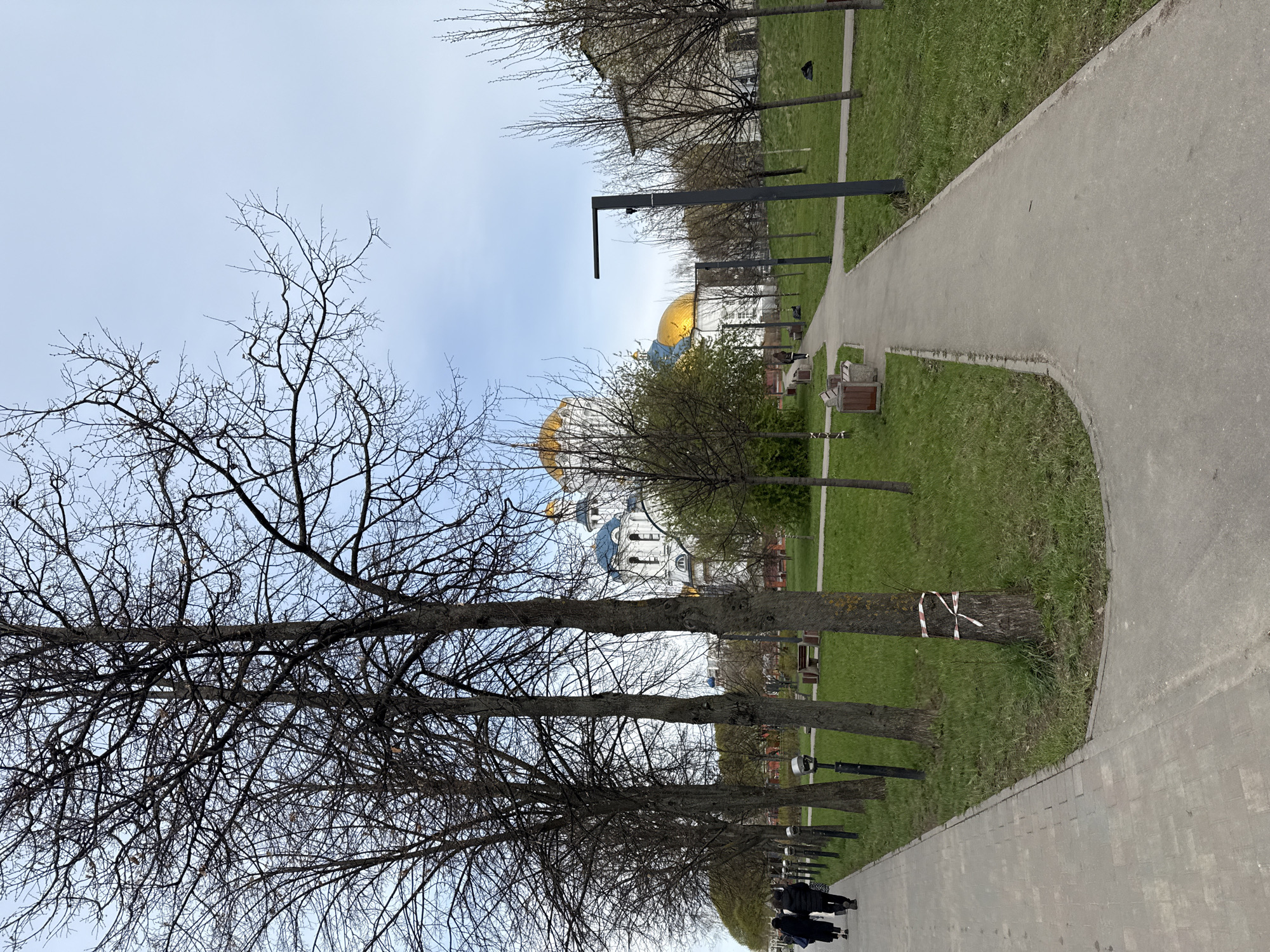 Morning pedestrian scenes captured across Moscow park and underpass
