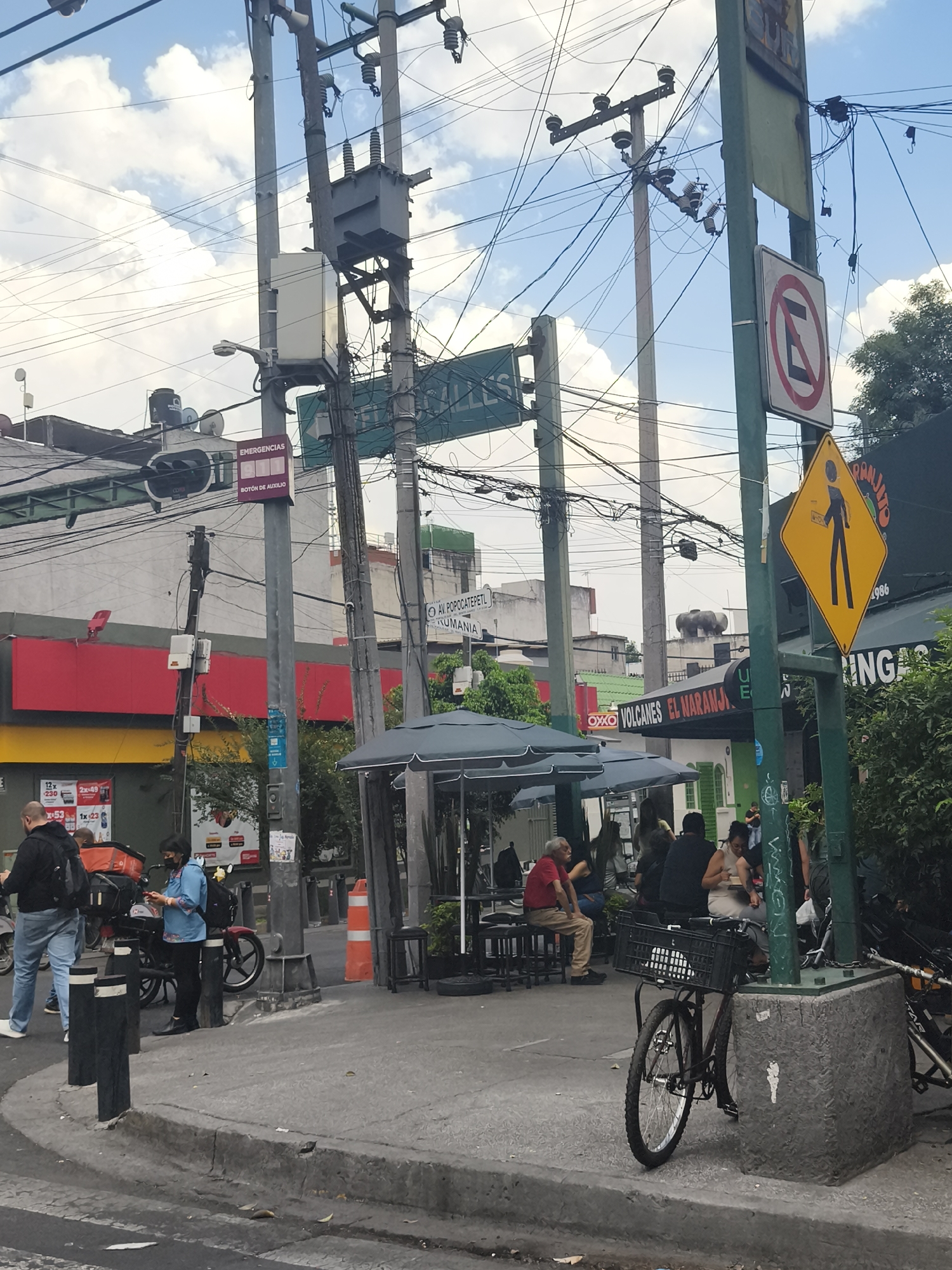 Evening dining gathering documented in Mexico City neighborhoods