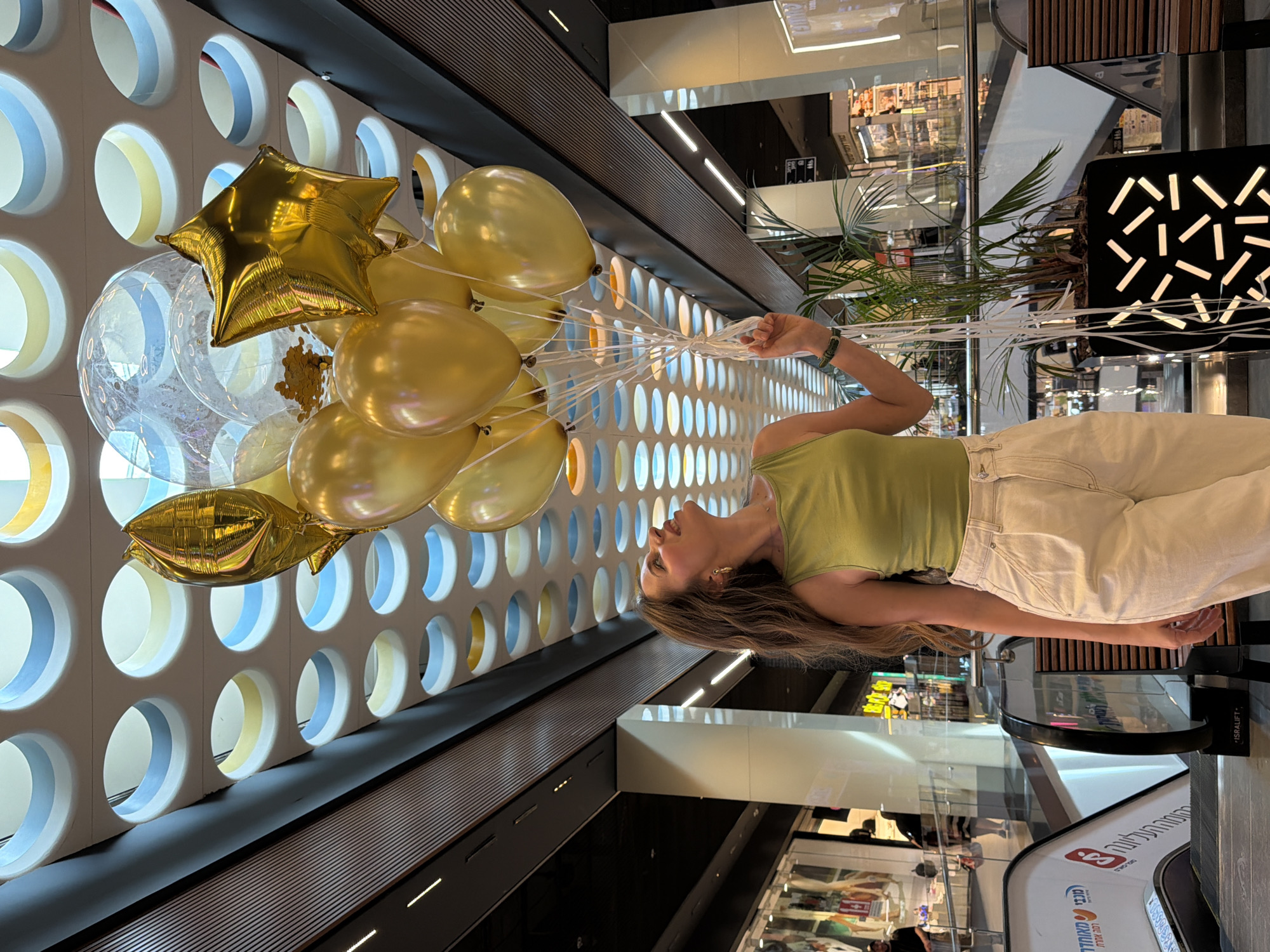 Woman with balloon bouquet spotted in Bat Yam mall