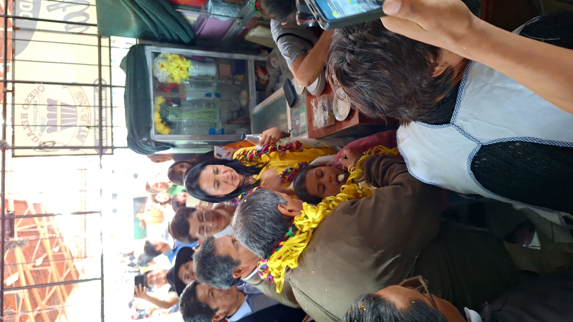 Crowded celebration honors older man at Arequipa market