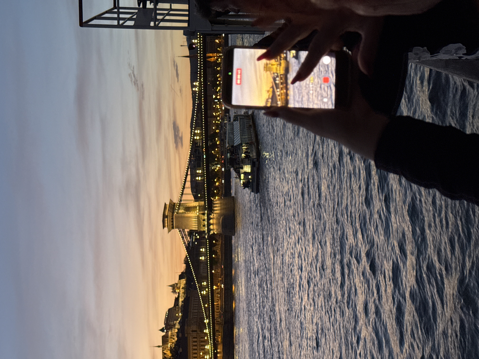 Tourist captures Chain Bridge twilight scenes in Budapest