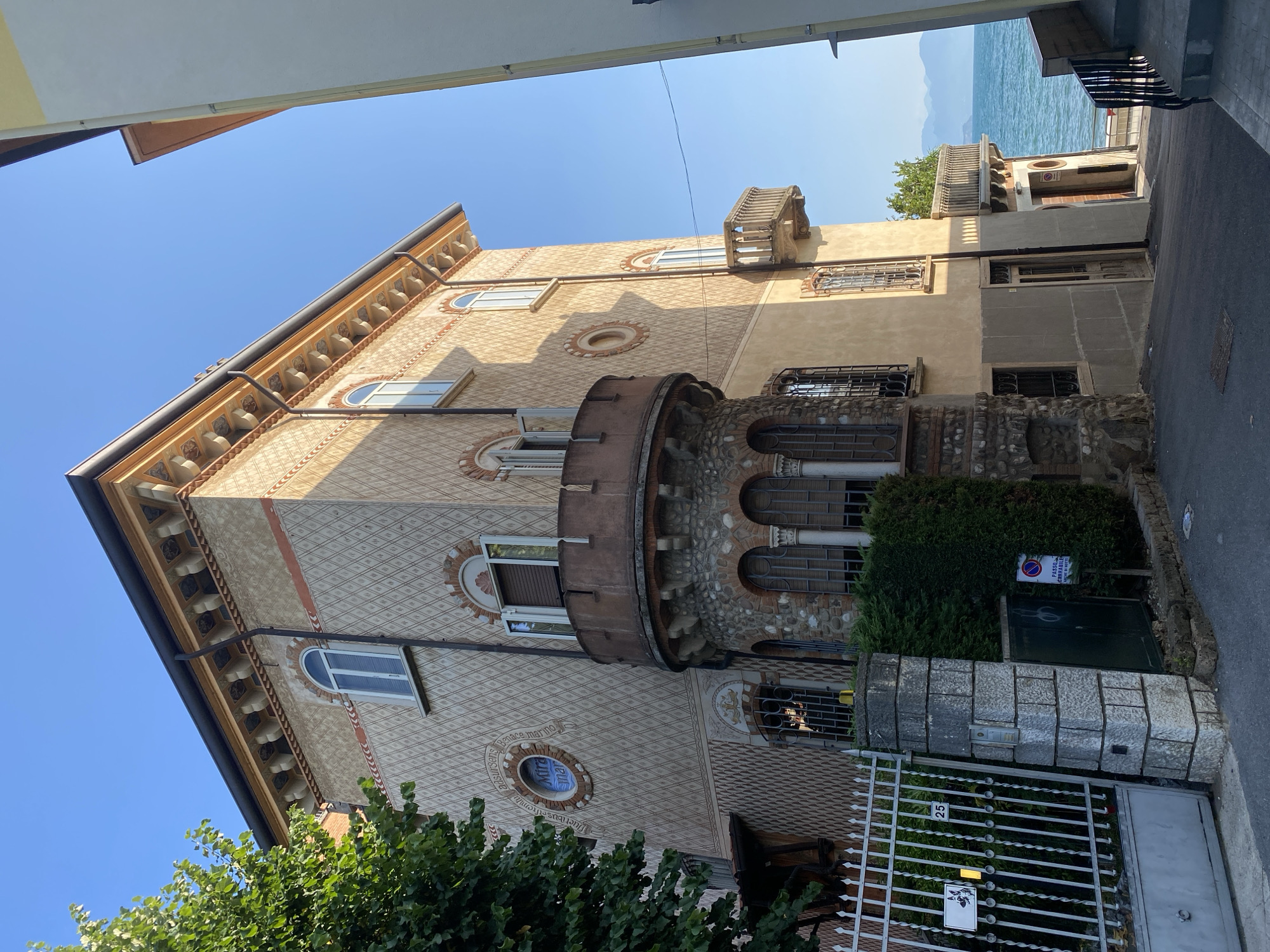 Diamond-patterned facade on a Desenzano del Garda building