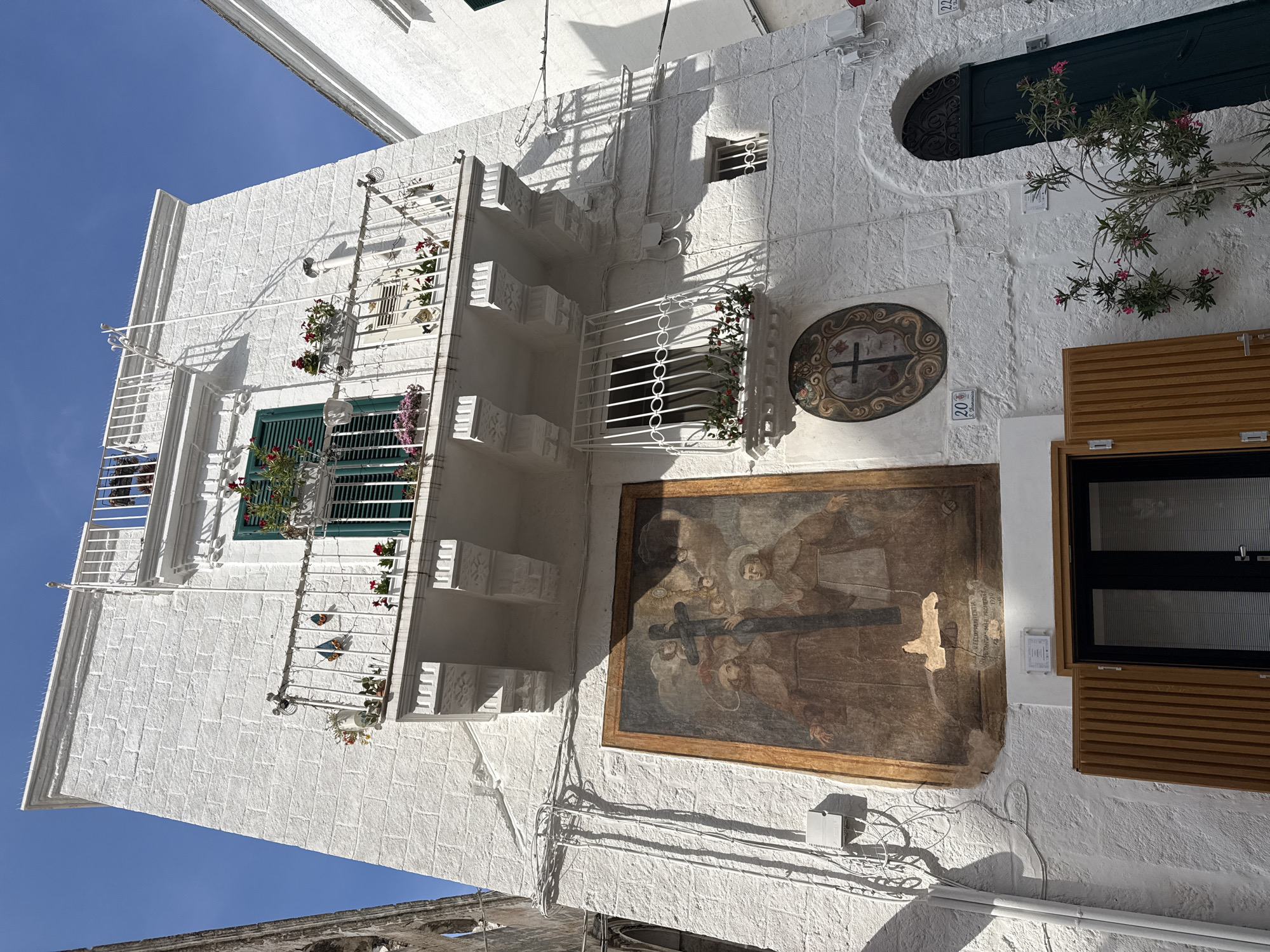 Witnesses document historic Monopoli architecture and outdoor performance