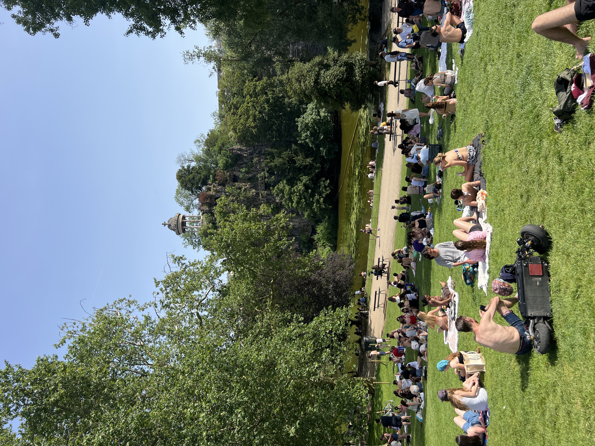 Parisians enjoy sunny Sunday afternoon in parks and historic venues