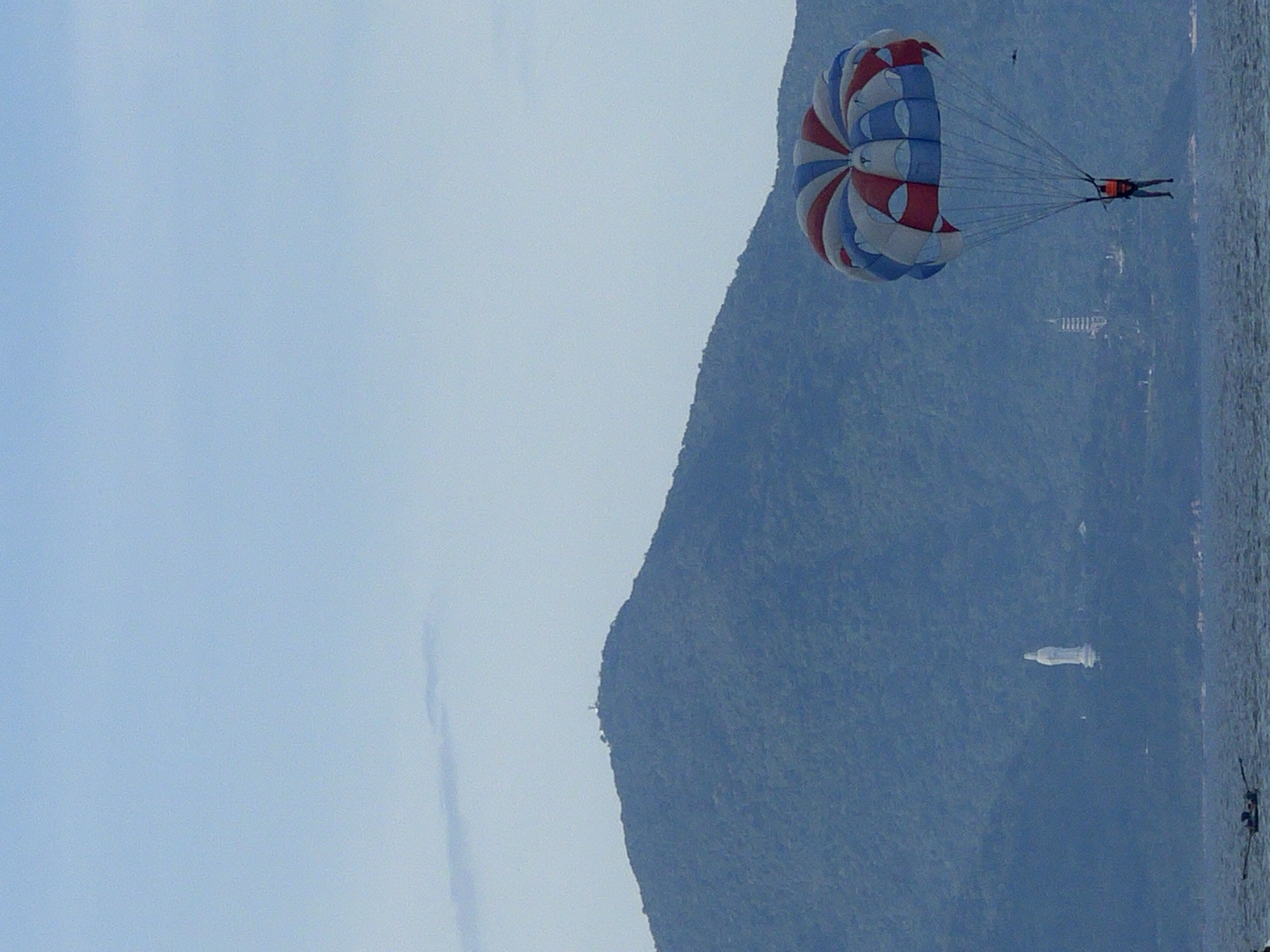 Beach day in Đà Nẵng: swimming, parasailing, and shoreline life