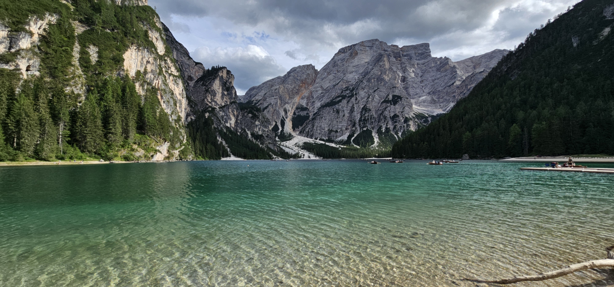 Live violin performance at the edge of Lago di Braies