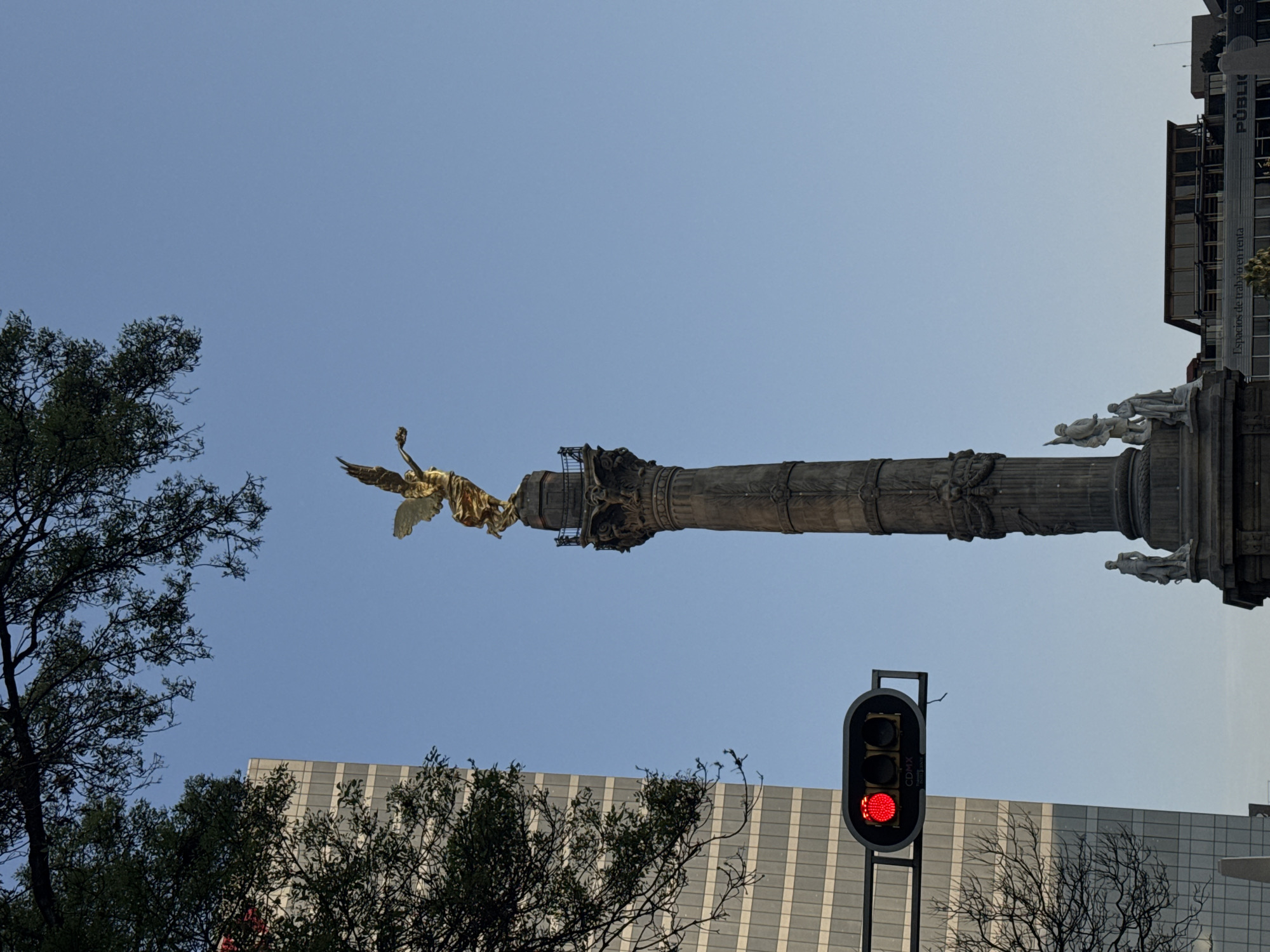 Angel of Independence monument photographed under clear Mexico City skies