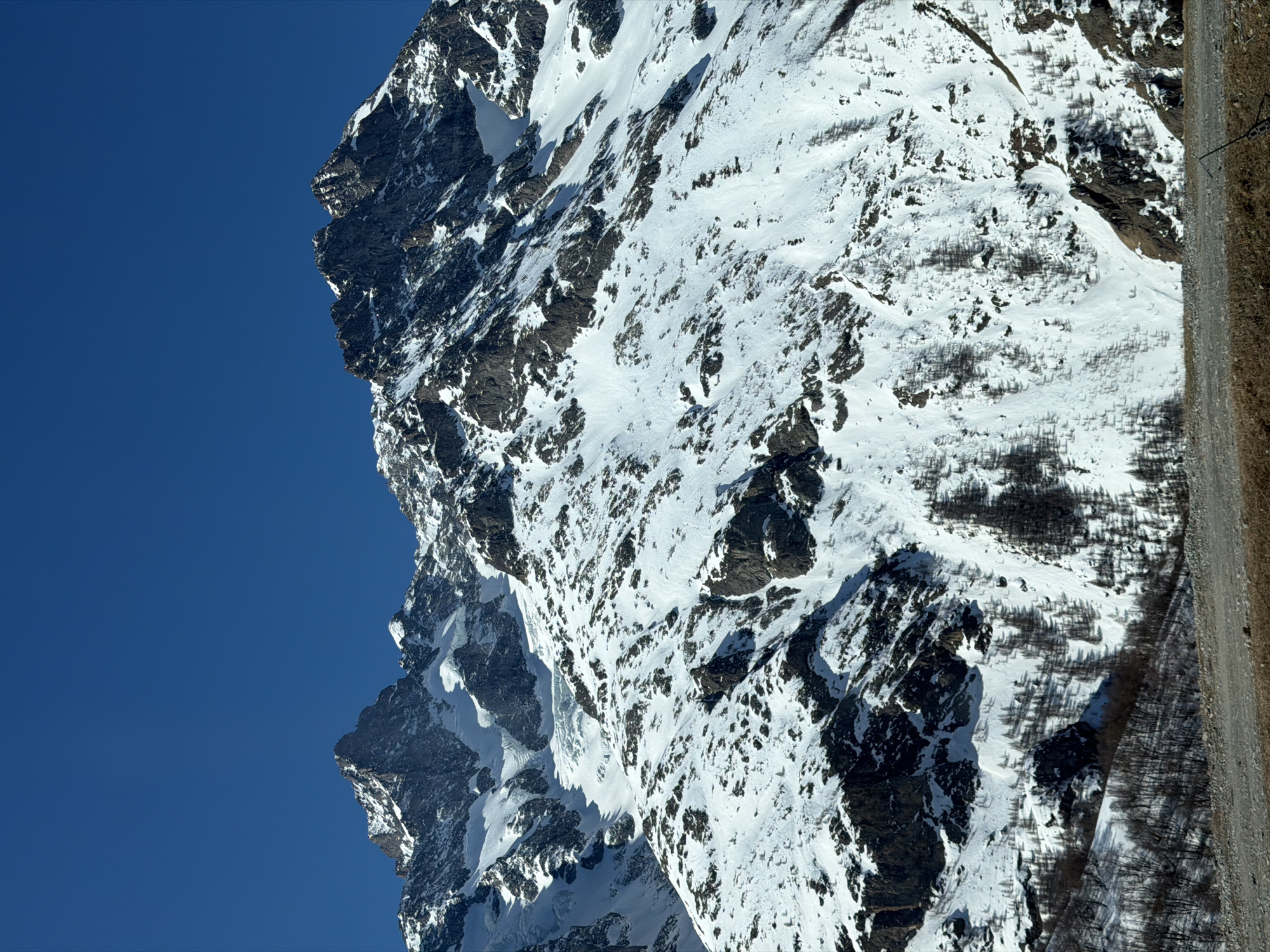 Snow-covered peaks documented in French Alps near Villar-d'Arêne