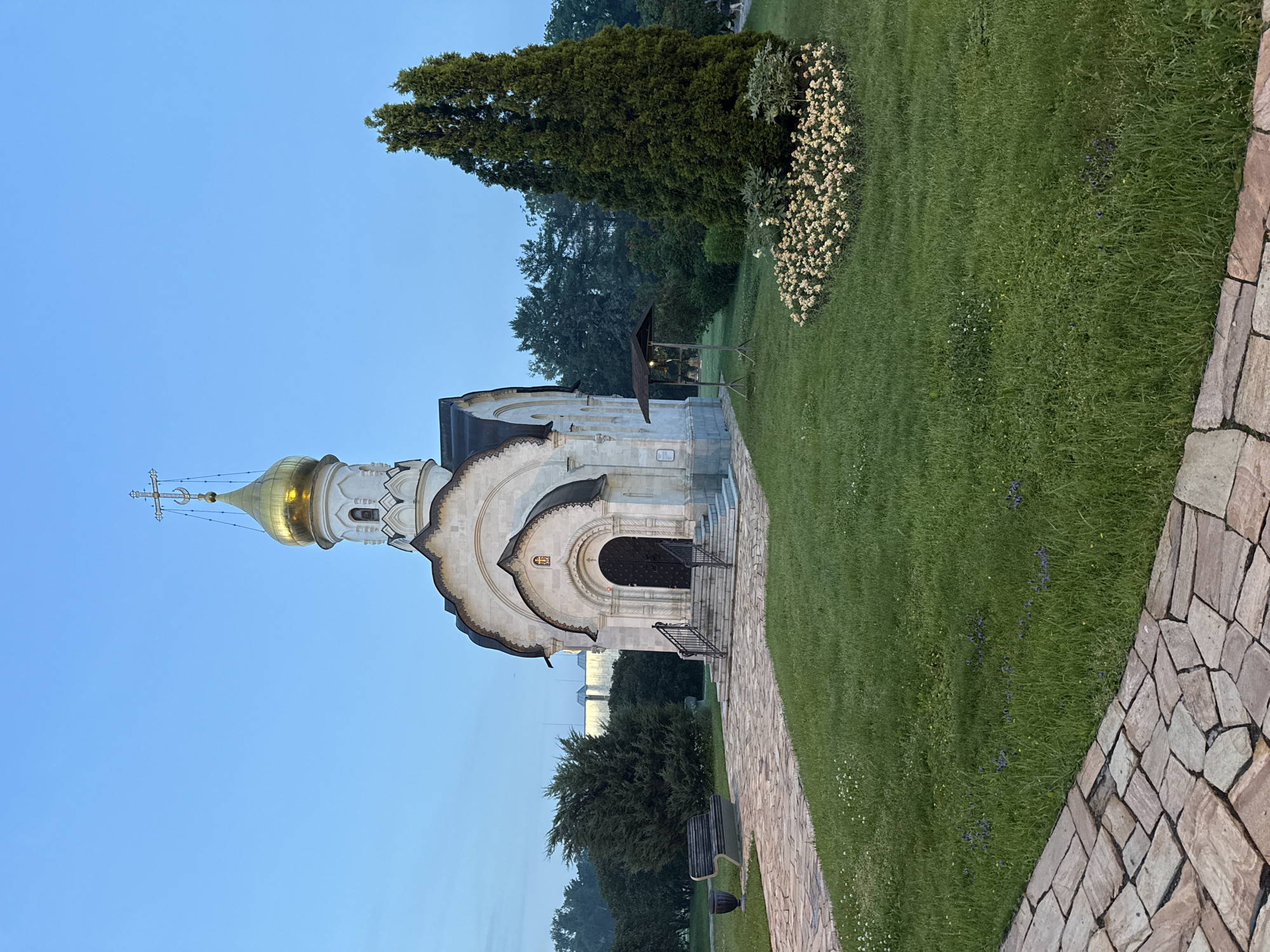 Evening stroll through Moscow park captures chapel and summer club