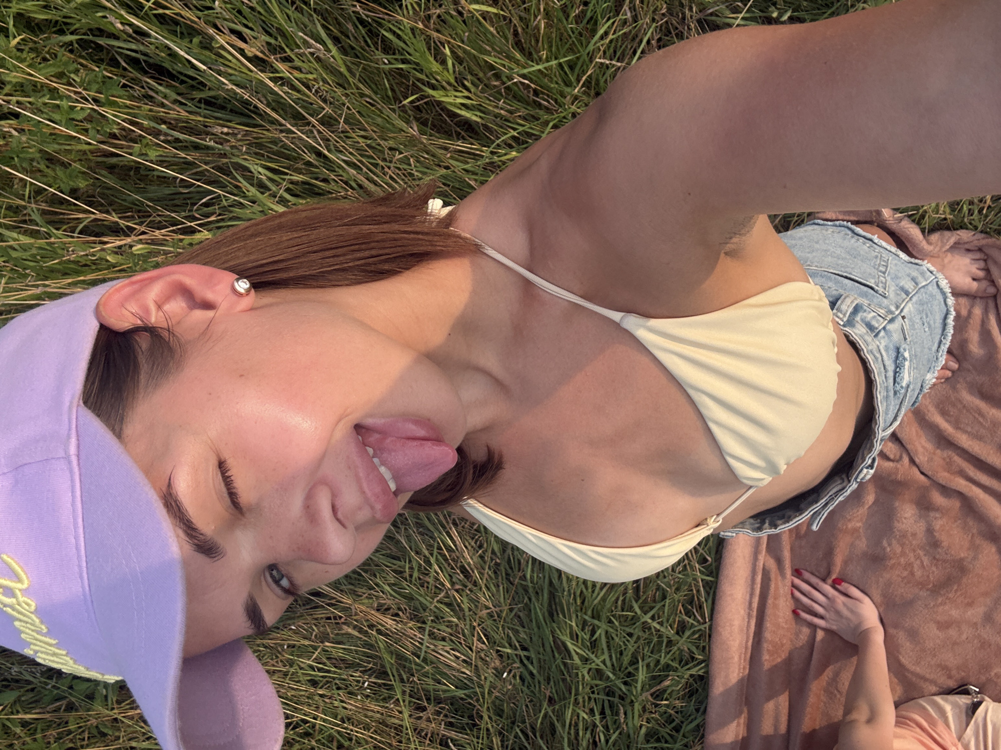 Overhead selfie moment in Zabor'e, summer casual look