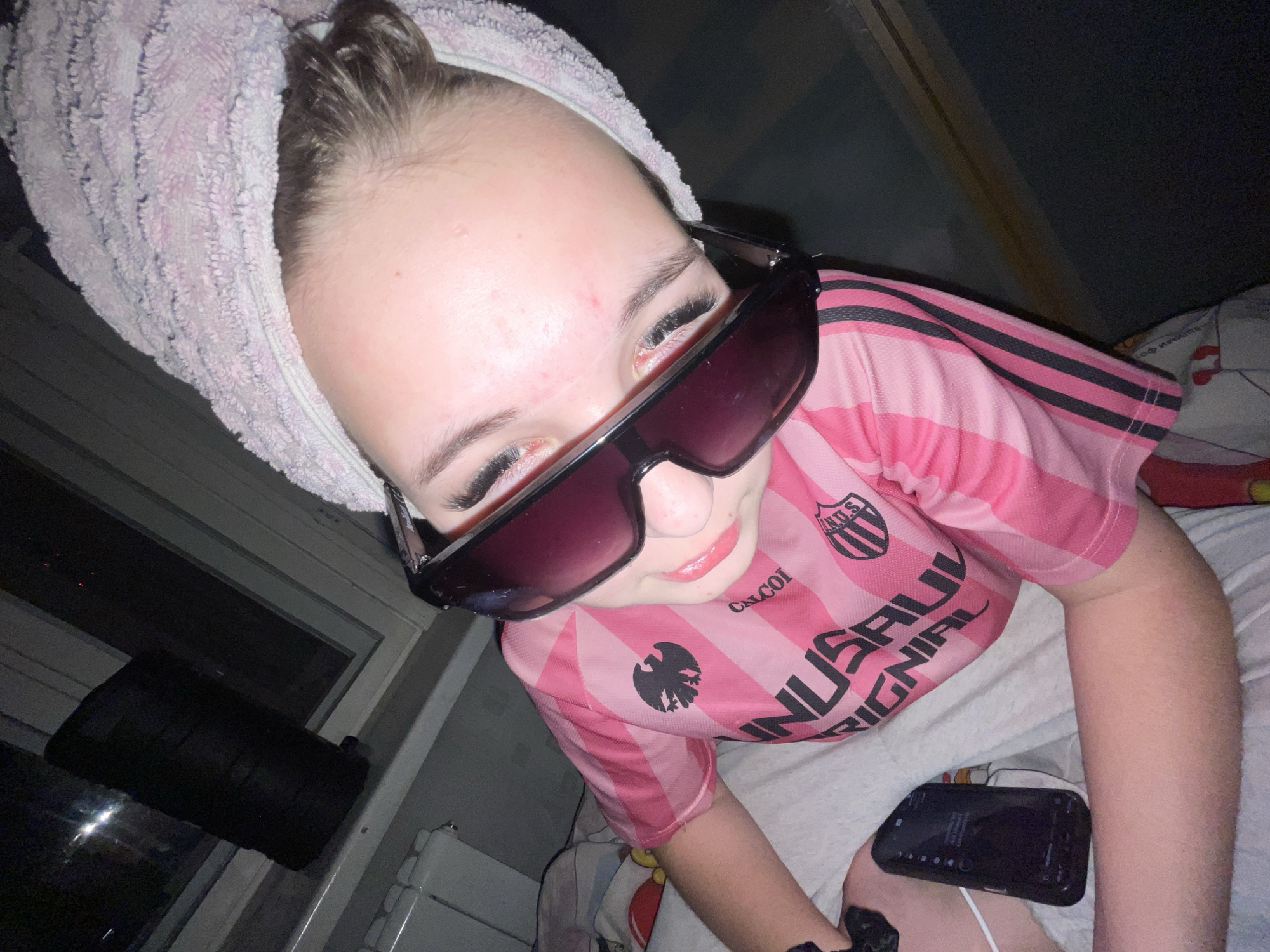 Young people photographed in casual indoor moments in Murino