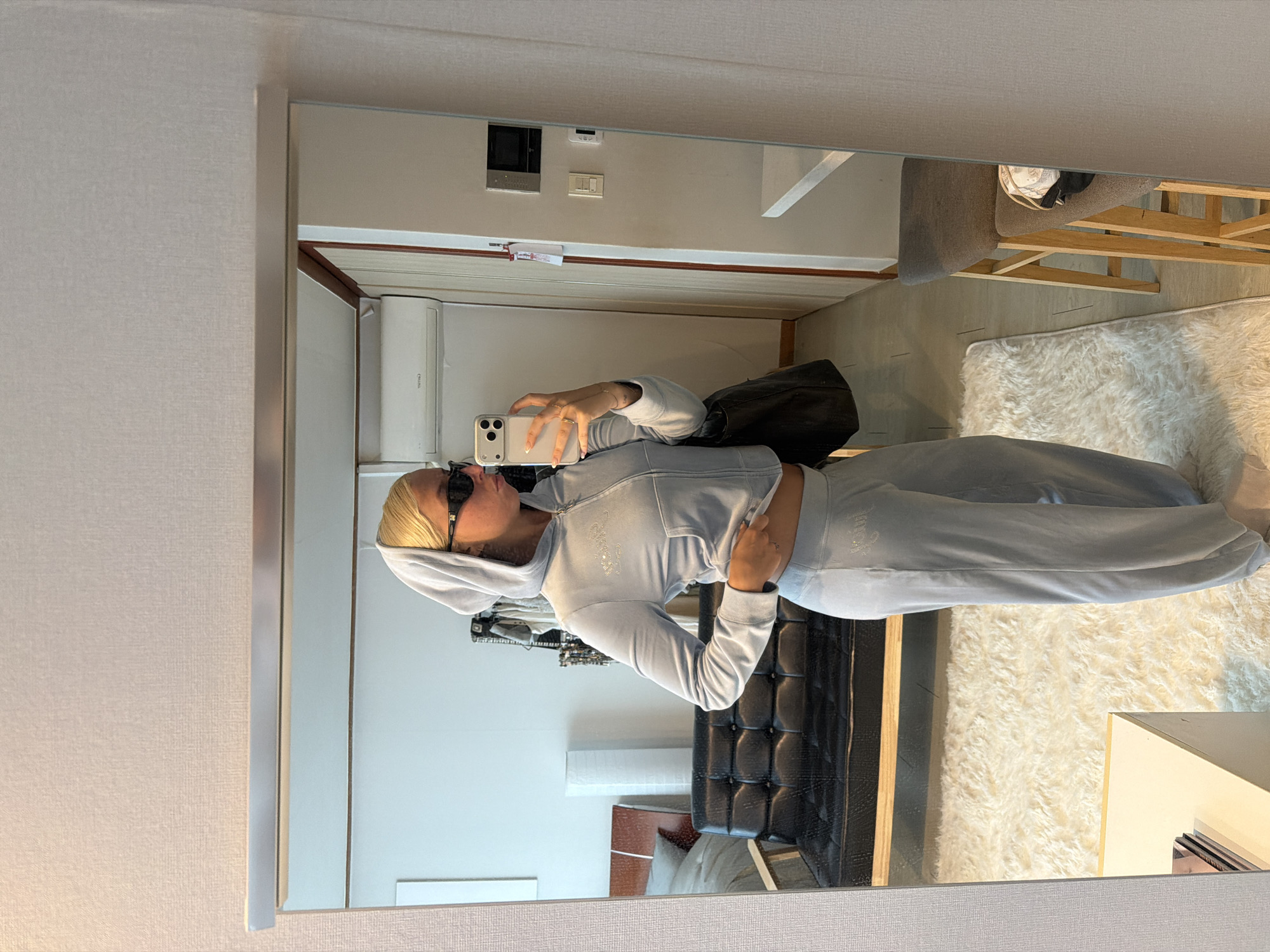 Seoul resident captures casual mirror selfie on Thursday evening