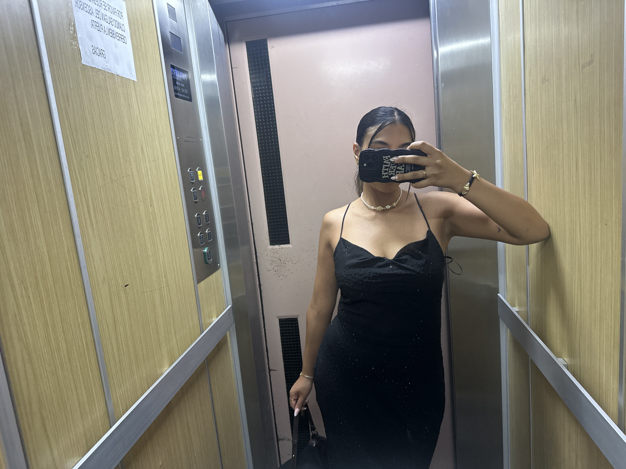 Woman takes elevator selfie in Alicante