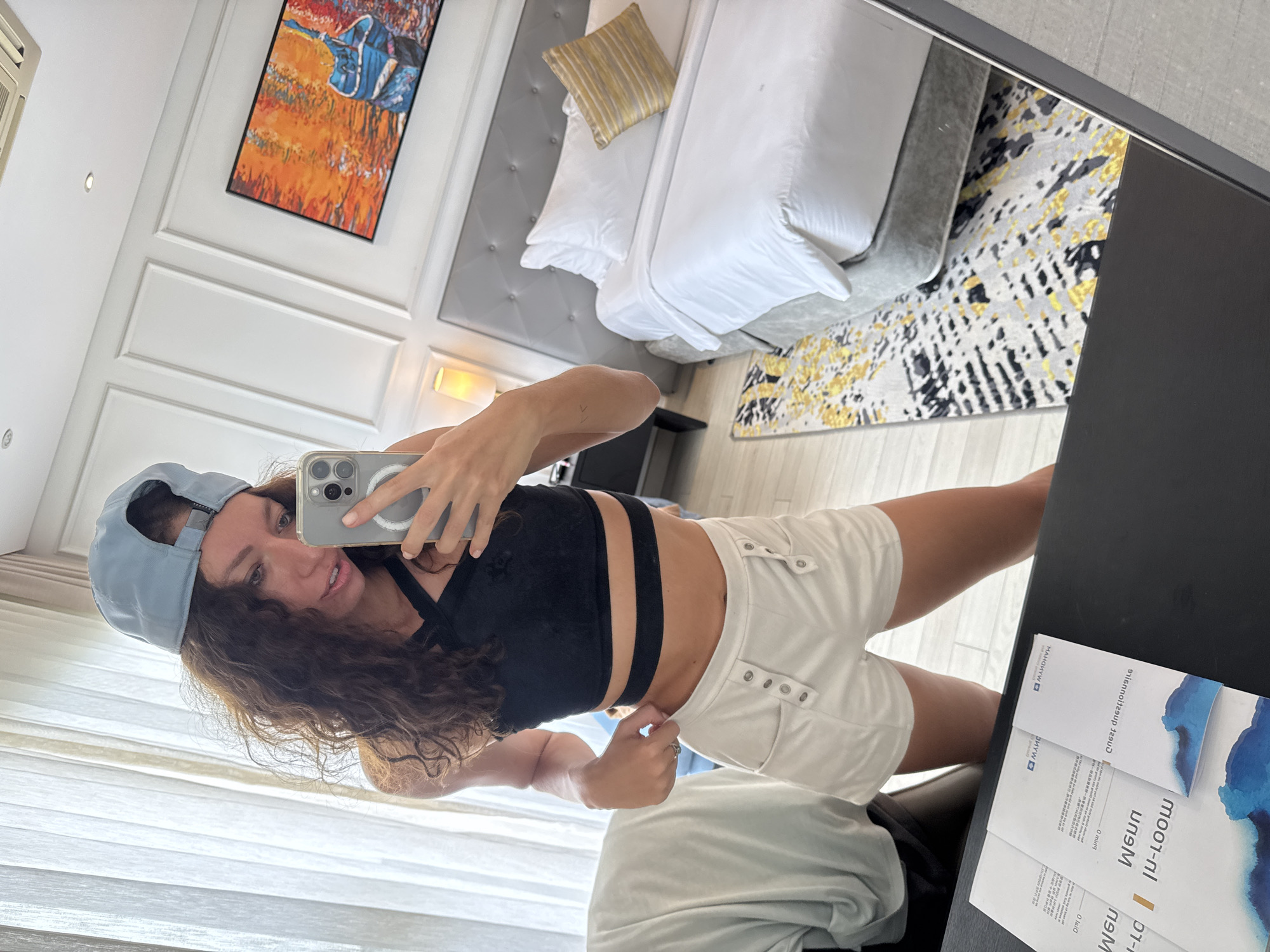 Couple Documents Hotel Stay Through Selfies in Đà Nẵng
