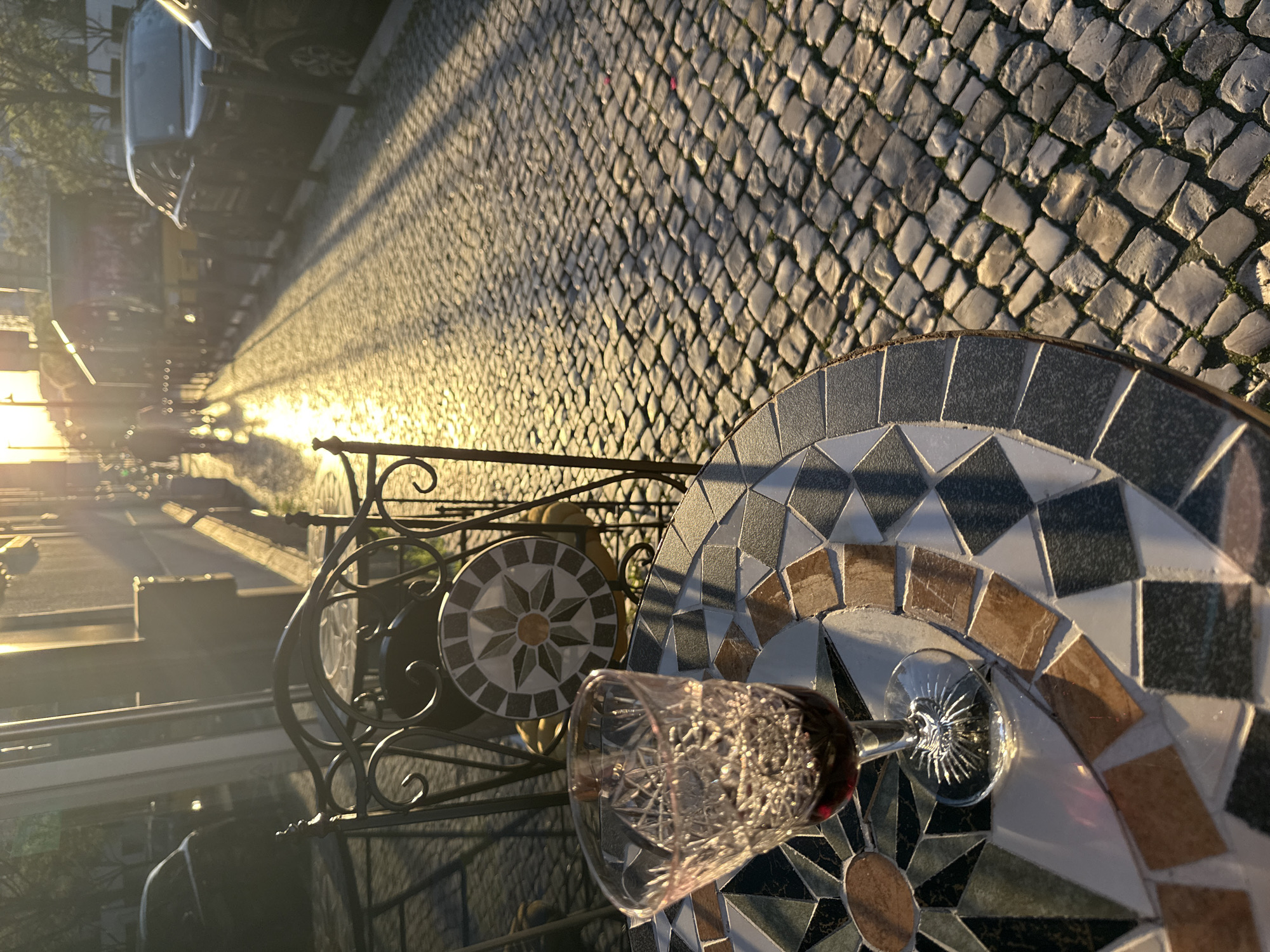 Evening café scene captured by witnesses in Lisbon