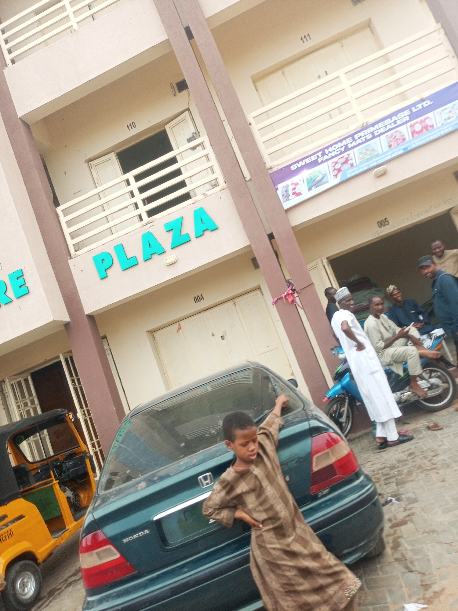 Nigerian street markets document daily commerce in twin cities