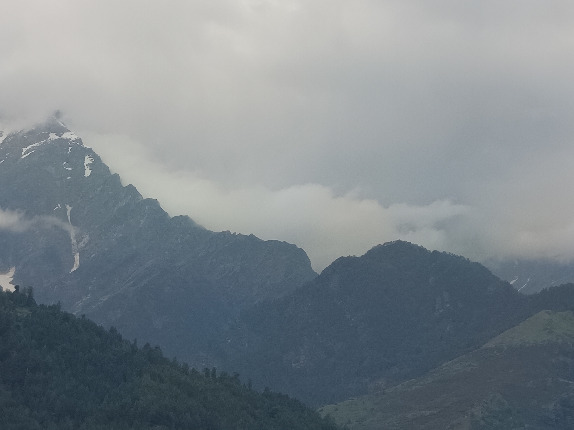 Lazy afternoon in Vashisht, mountain views and guesthouse downtime