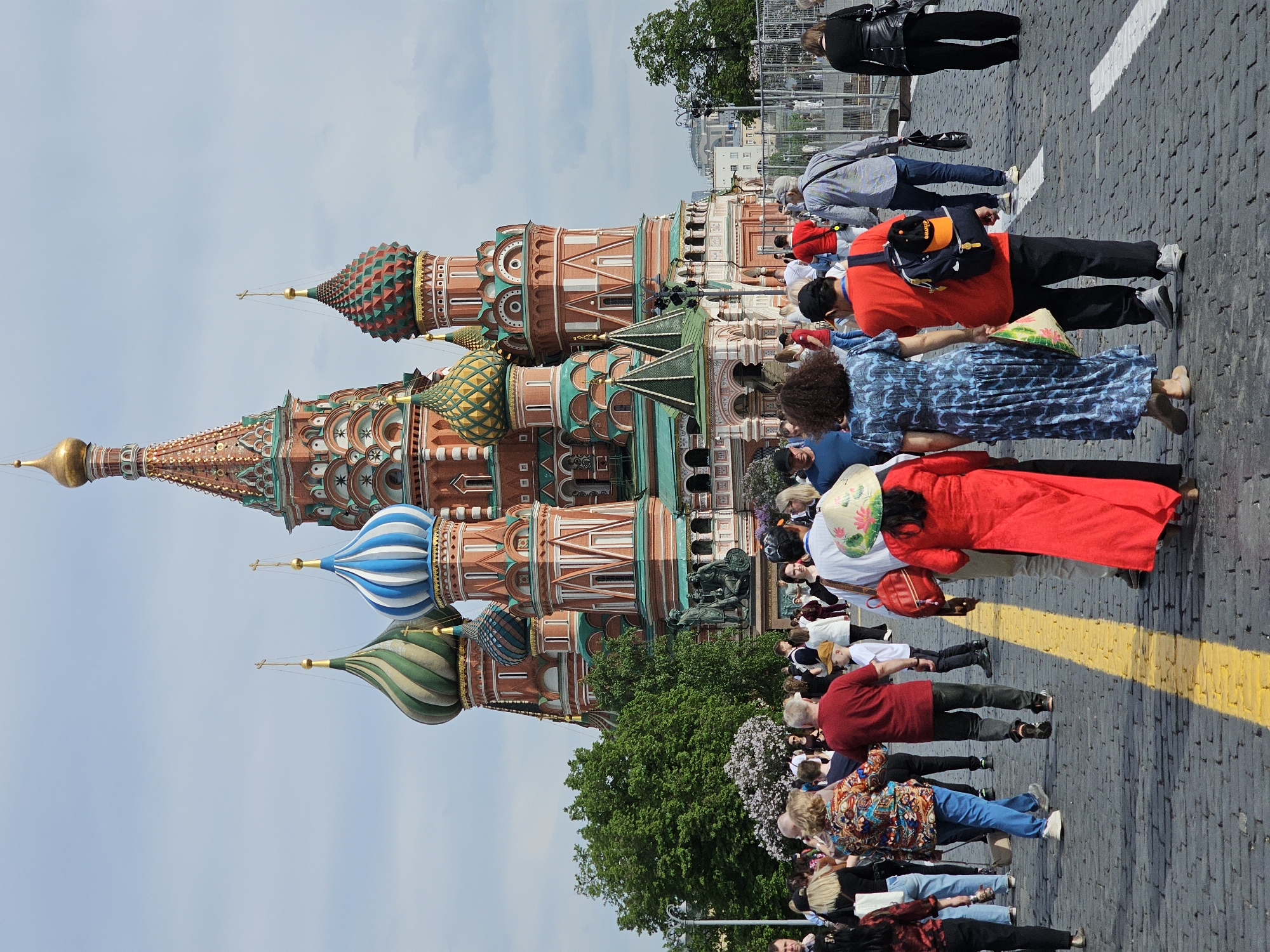 Spring day brings crowds to Moscow's Red Square