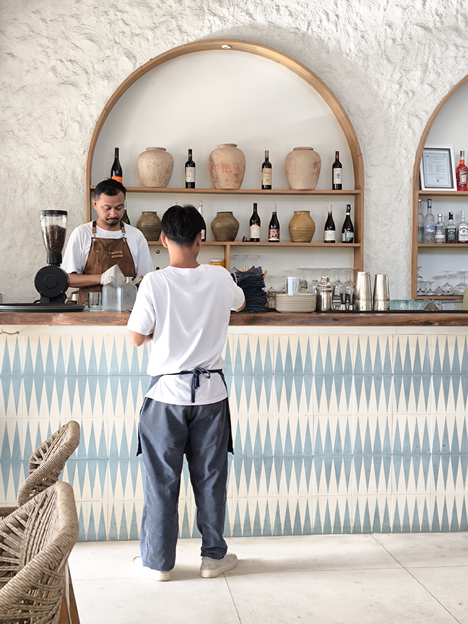 Late-night barista serves heart latte art in Kute café