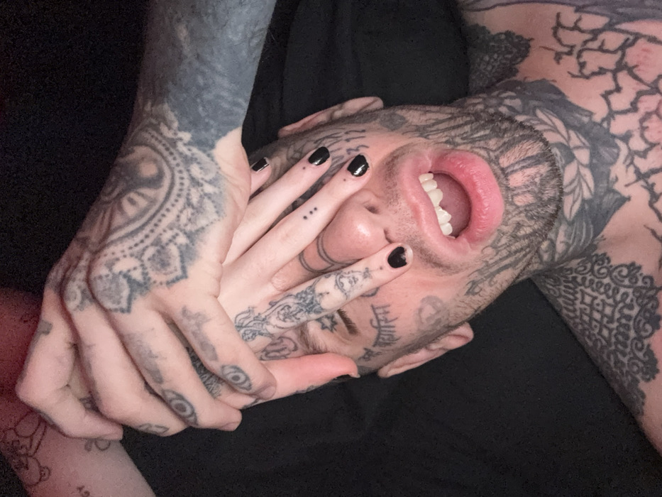 Tattooed individual spotted wearing hockey mask in Buenos Aires