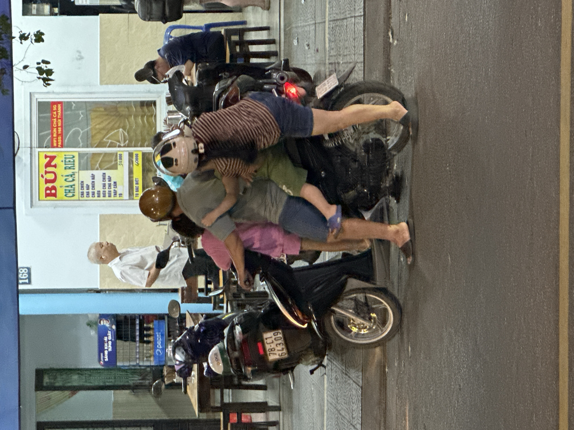 Four riders share scooter in Đà Nẵng streets