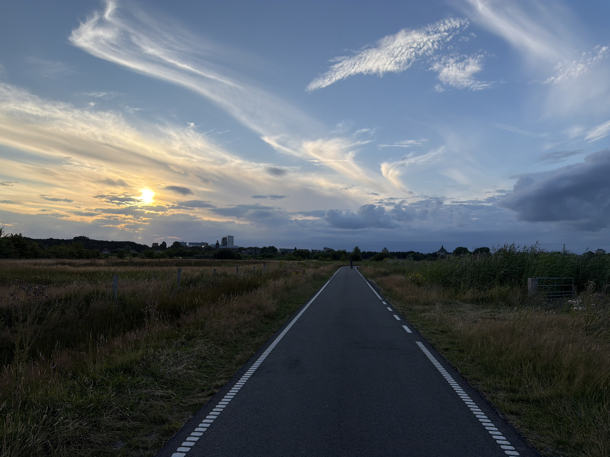 Sunset ride and hot air balloon over 's-Hertogenbosch