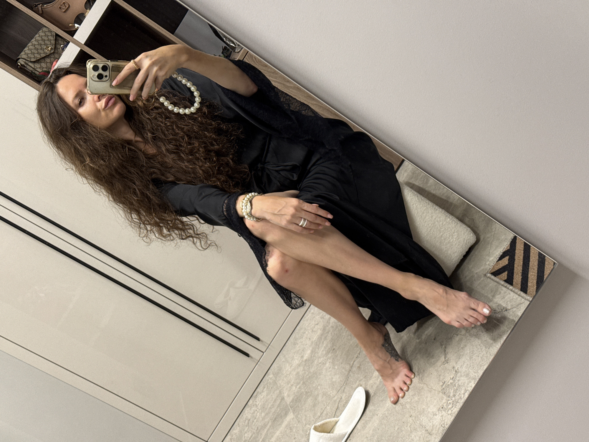 Mirror selfies and a Russian exchange rate comment