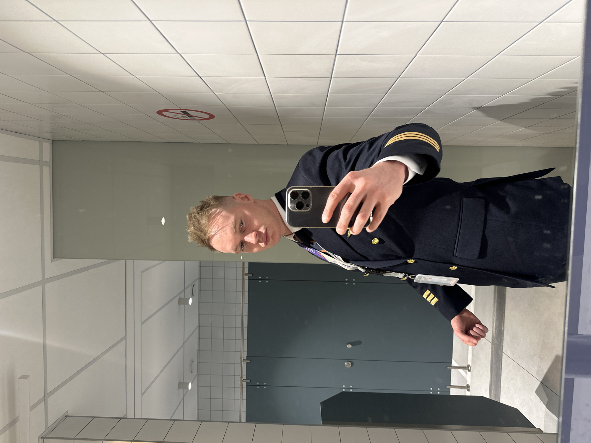 Naval officer selfie, night aircraft landing recorded in Khimki