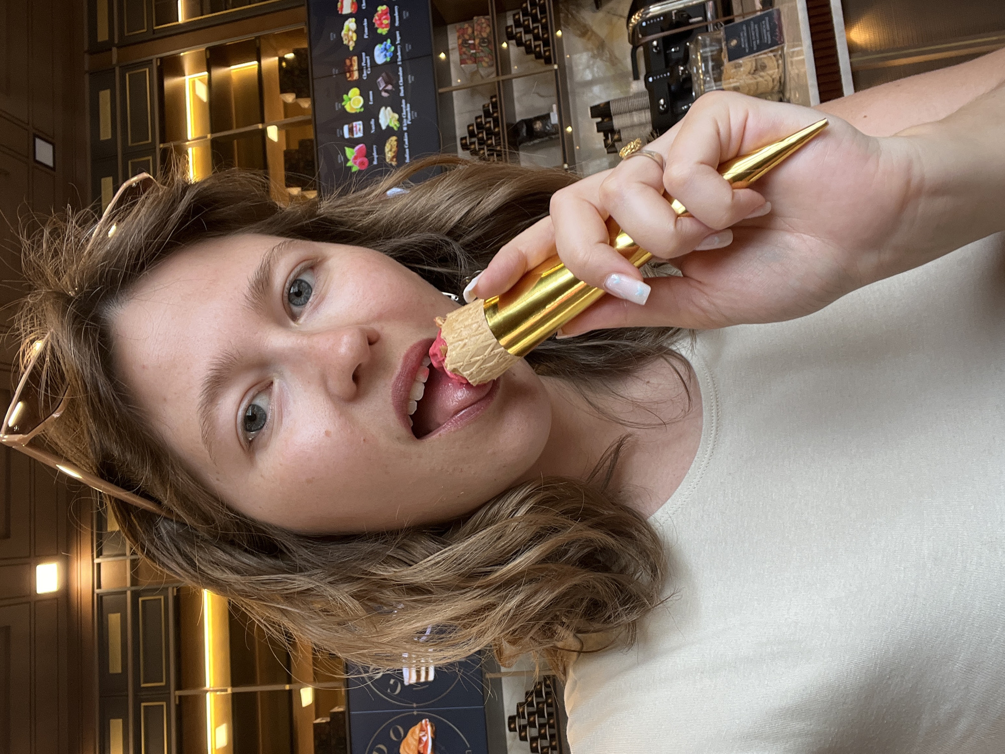 Woman spotted at cafe and chocolate shop in Podgorica