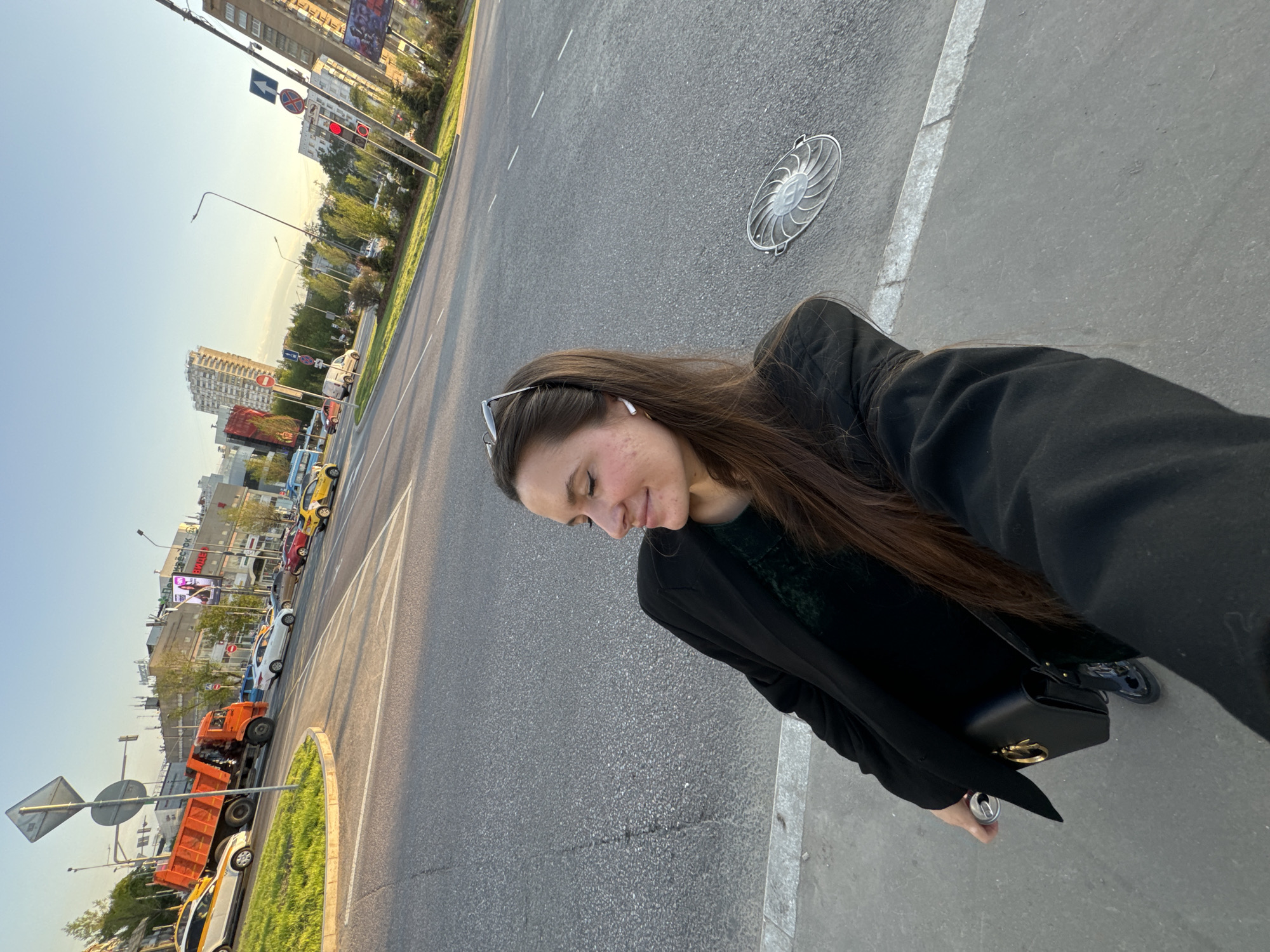 Routine street life documented in central Moscow Tuesday afternoon