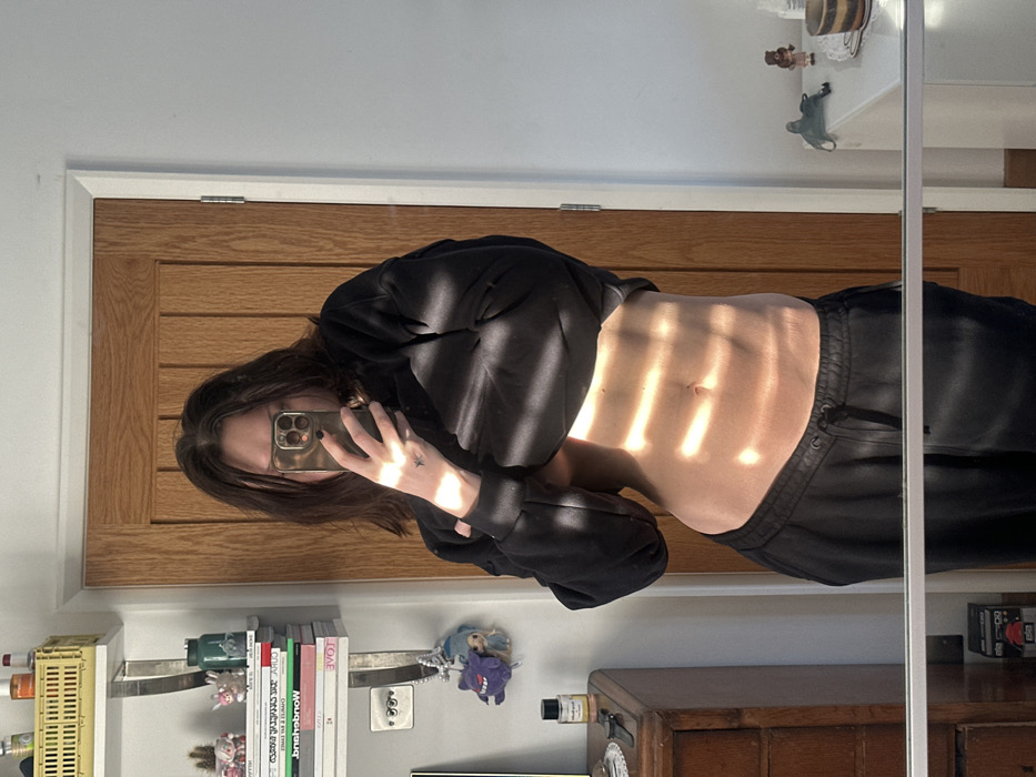 Woman documents morning routine across Wealden area residences