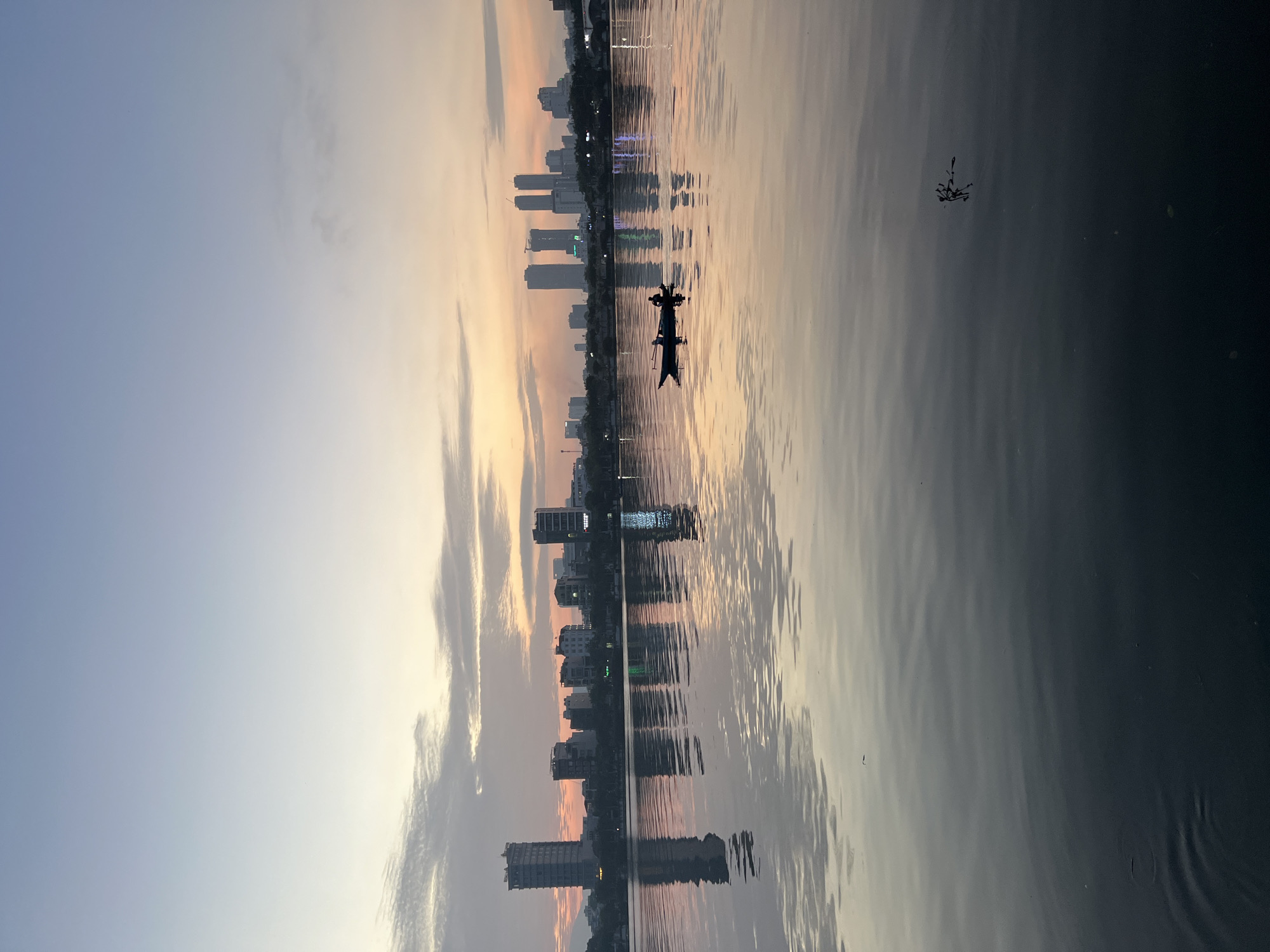 Dawn scenes captured along Han River in Đà Nẵng