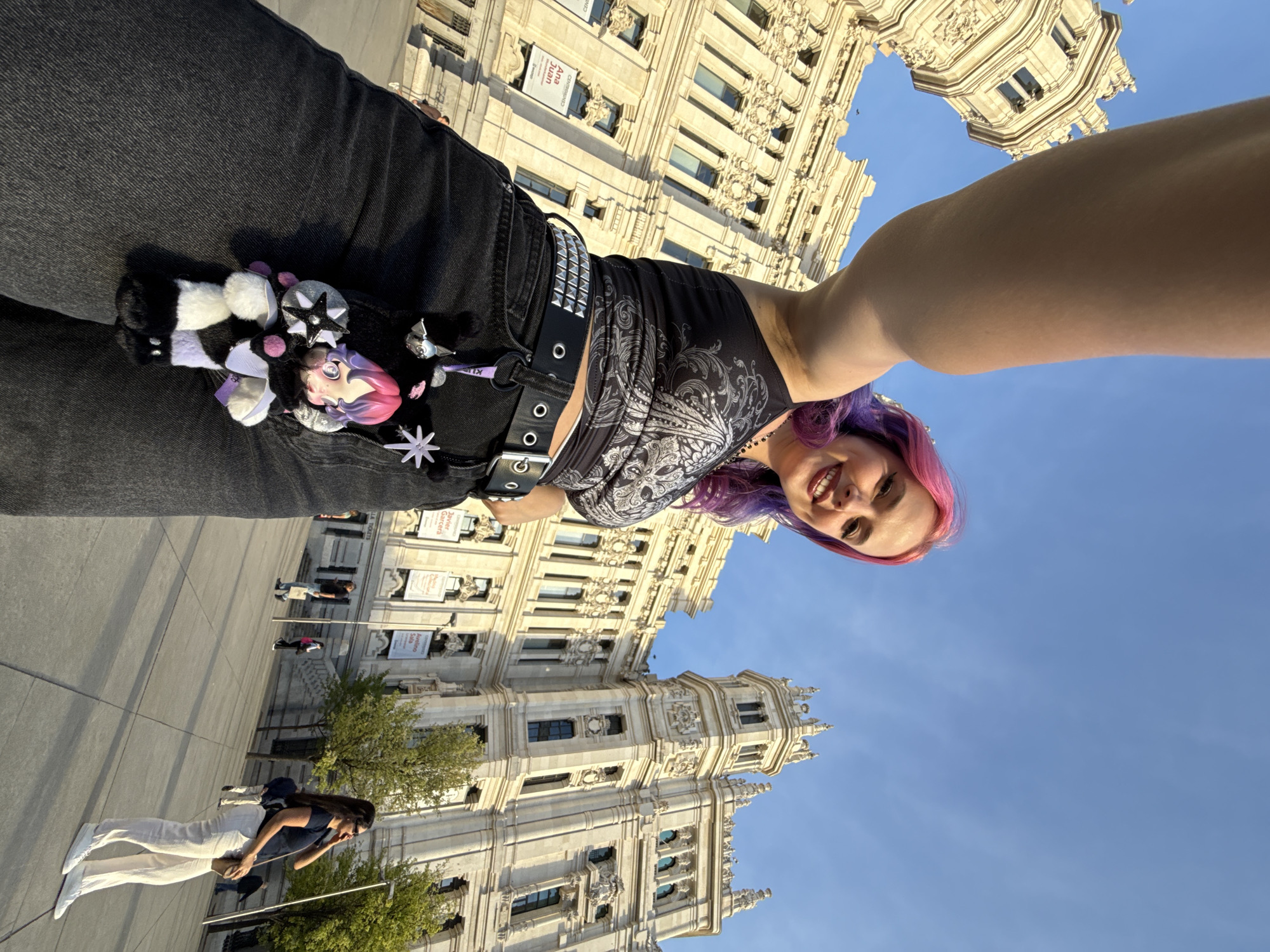 Tourist documents Madrid's historic buildings in 15-minute photo walk