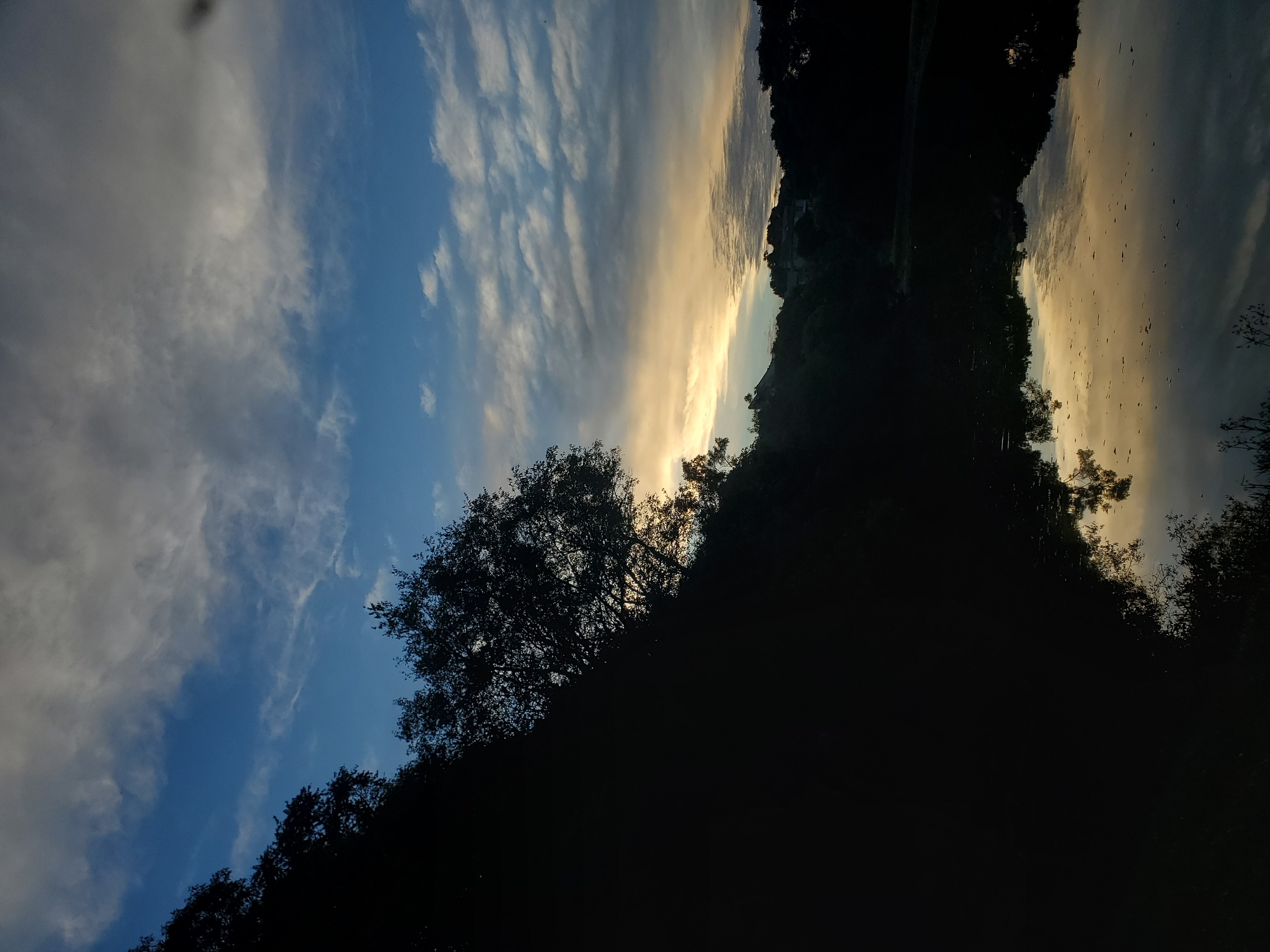 Witness documents sunset transition at Curitiba park waterfront