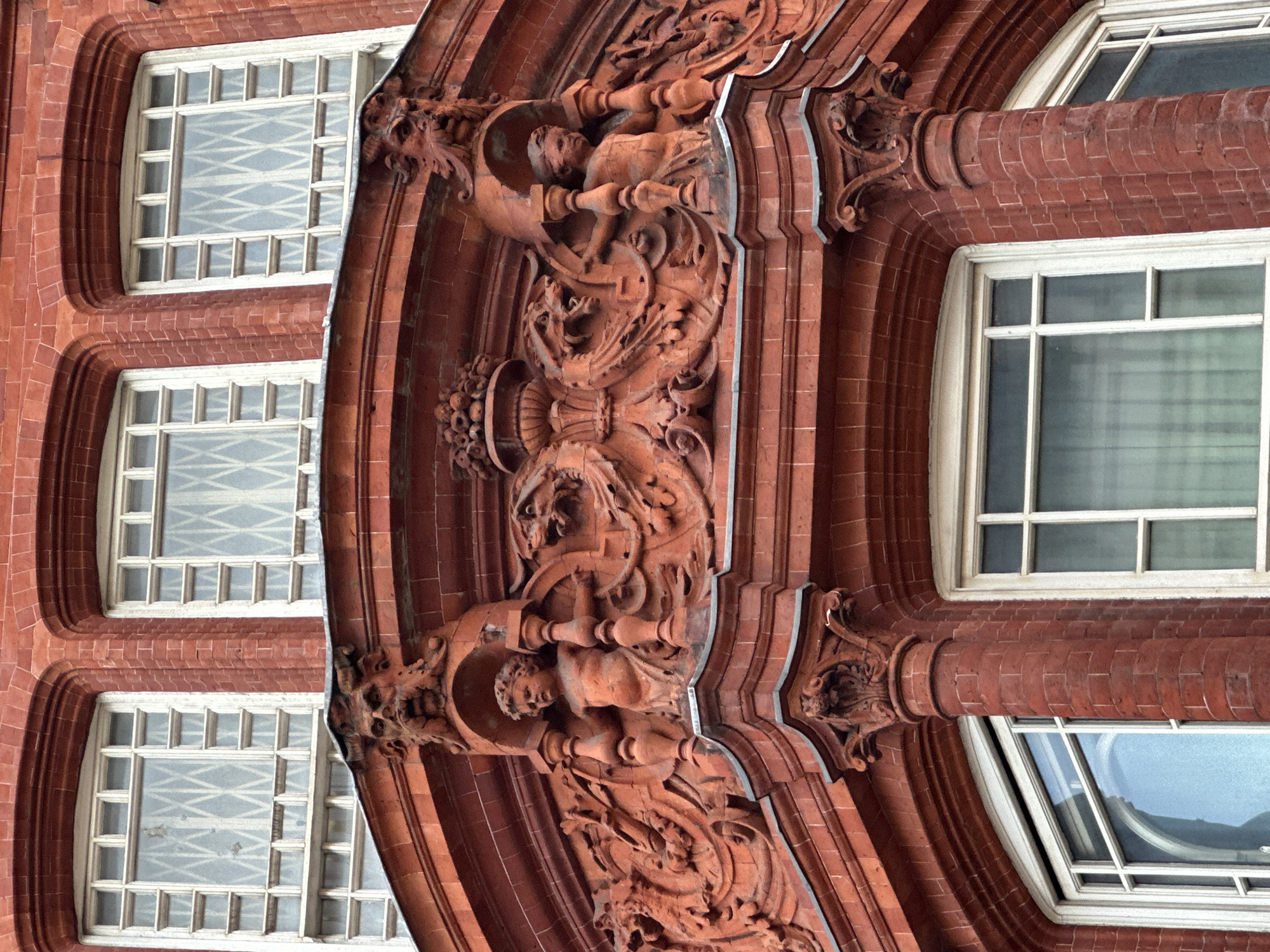 Tourist captures London royal landmarks during afternoon walkabout