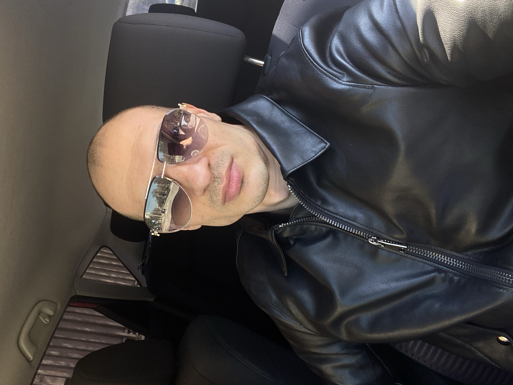 Man in leather jacket spotted in car in Pleven
