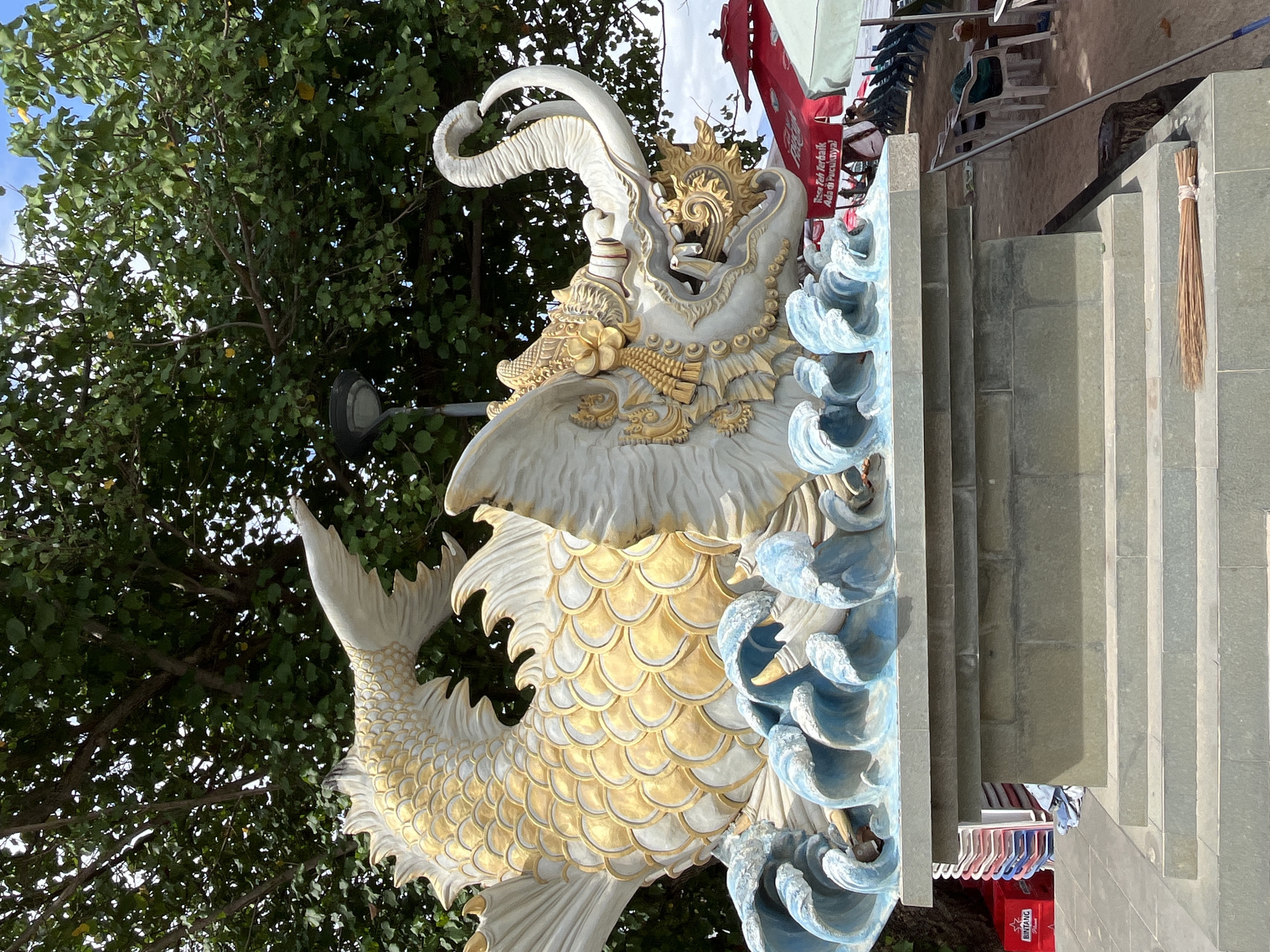 Kuta statue visit with a gecko detour