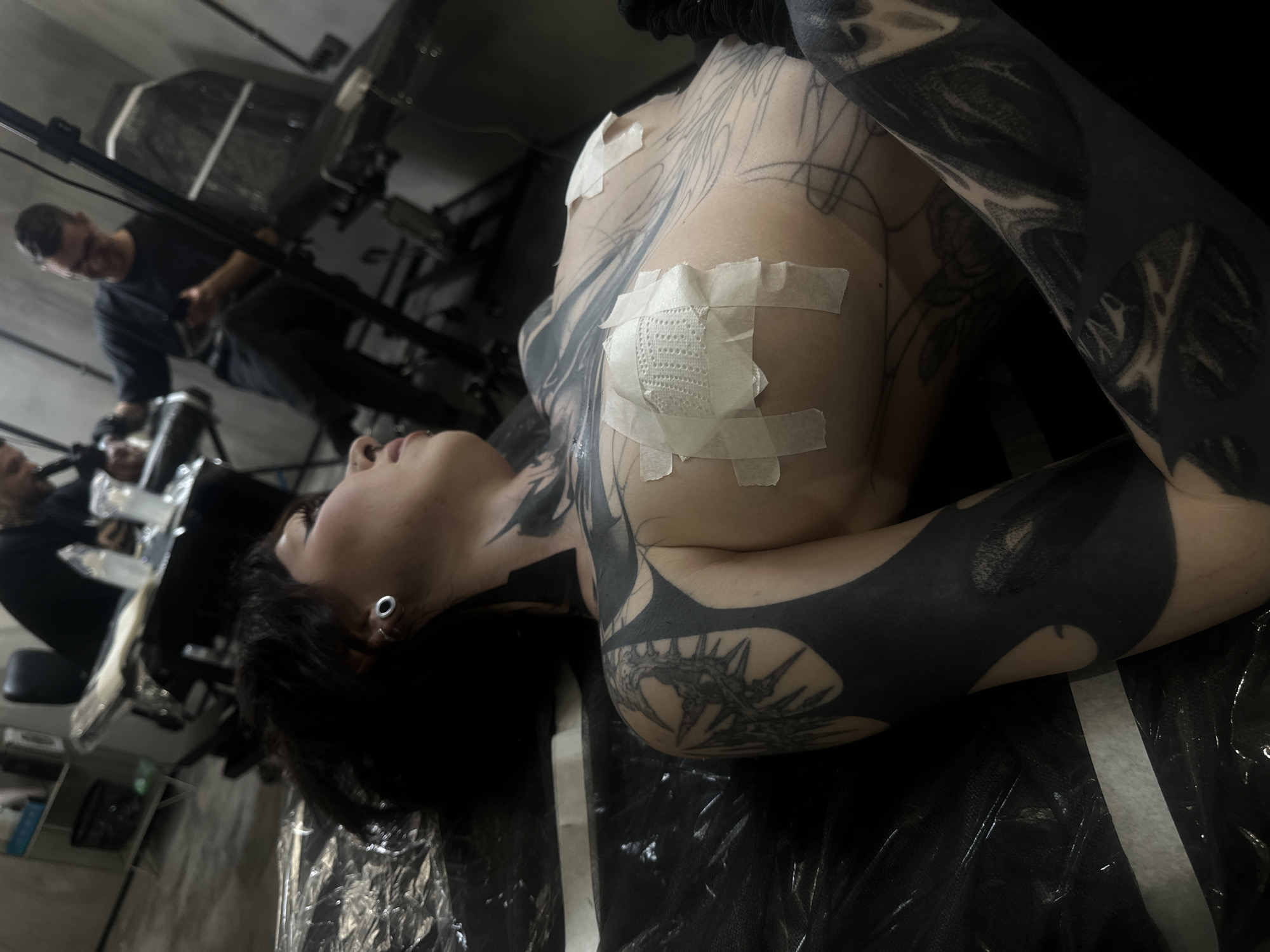 Person with large unfinished geometric tattoo observed in Moscow
