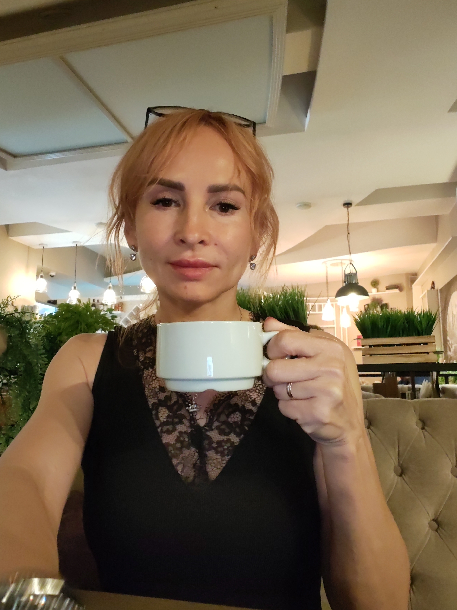 Relaxed hotel morning: selfies, coffee, and cheesecake