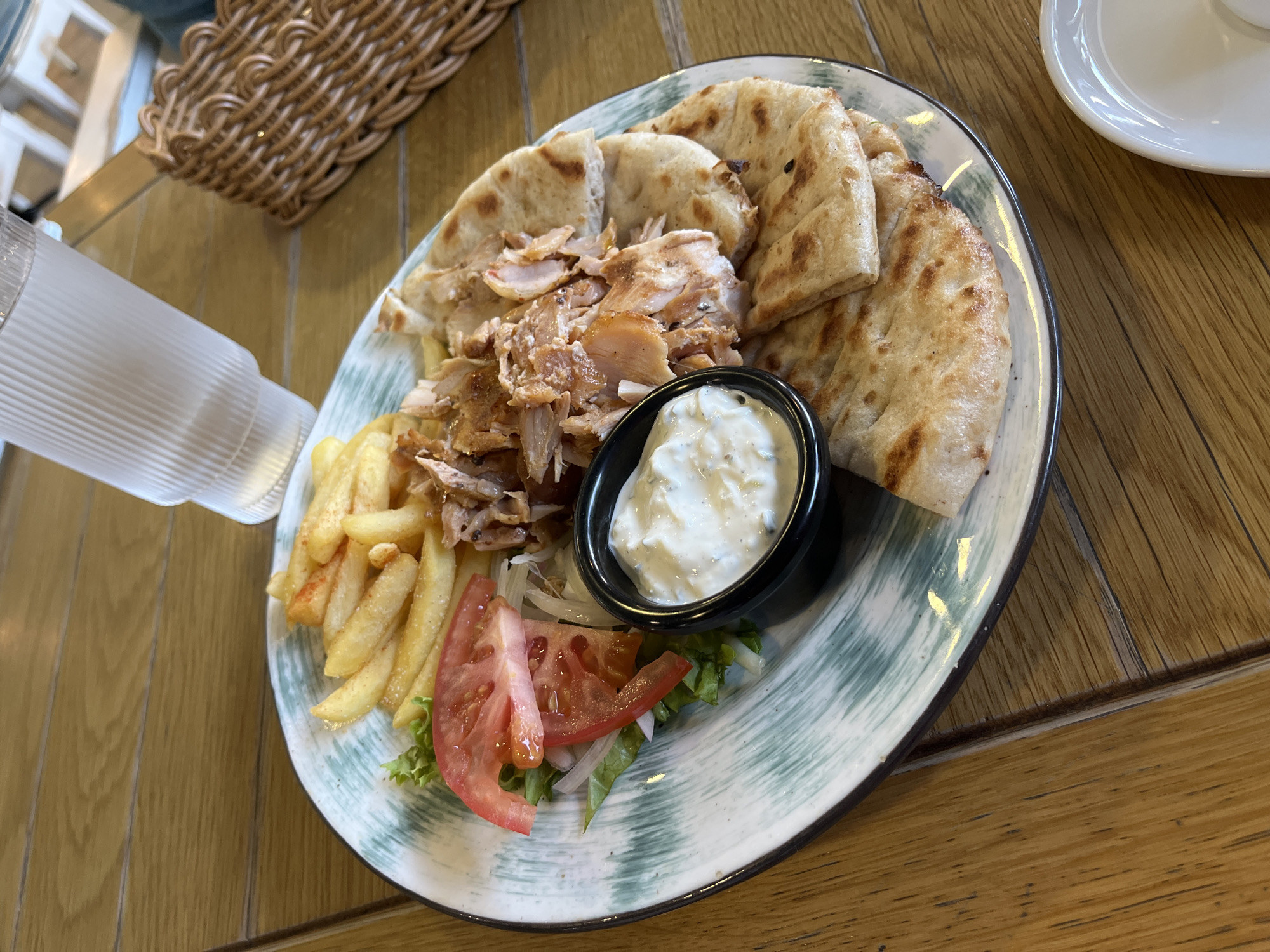Tourist documents afternoon stroll through Sochi's dining and sightseeing spots