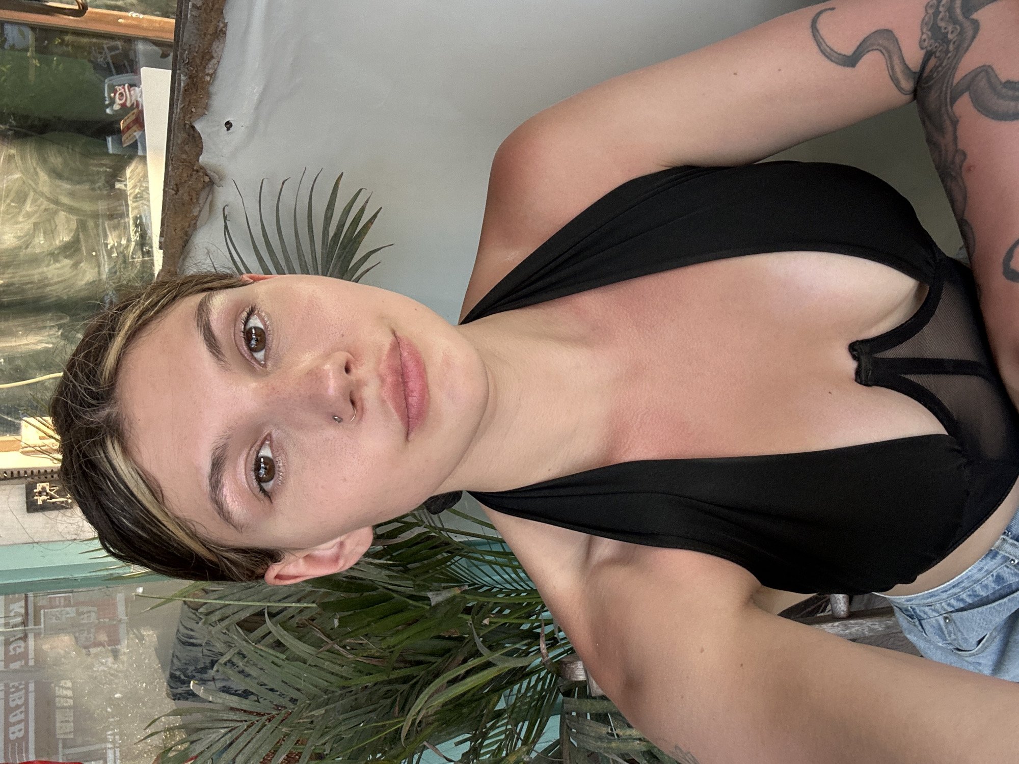 Tourist selfie session at Koh Samui pool captures local culture