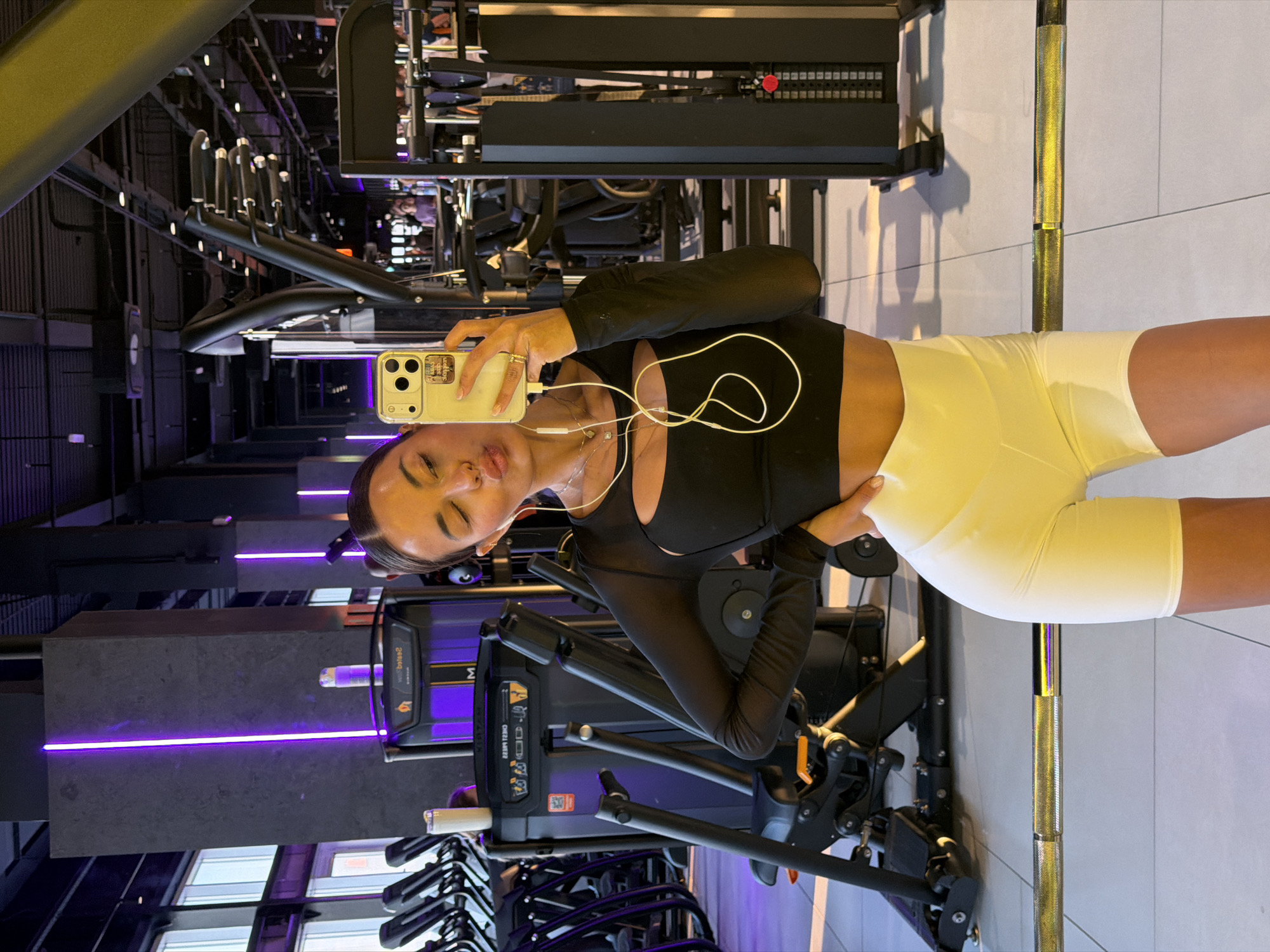 Woman takes workout selfies at Krasnoyarsk gym